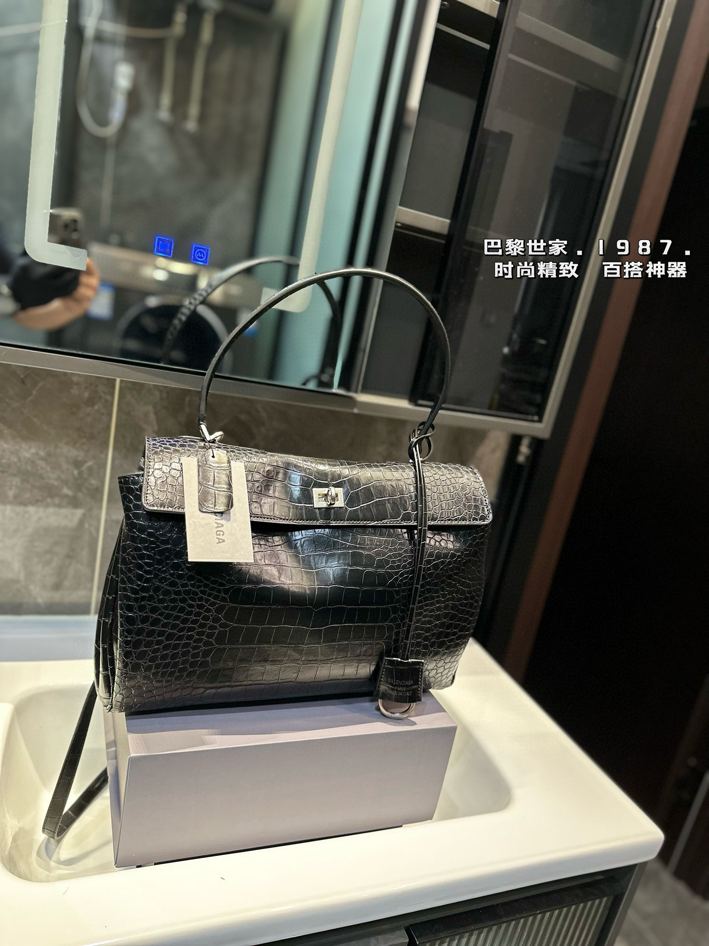 ❤️P230（礼盒包装）❤️ 巴黎世家 rodeo 秀款鳄鱼纹 手提斜挎腋下包 质感很高级 容量超级大也很耐用 日常出街背它回头率百分百 就是这种随性慵懒感⚠️尺寸34.20