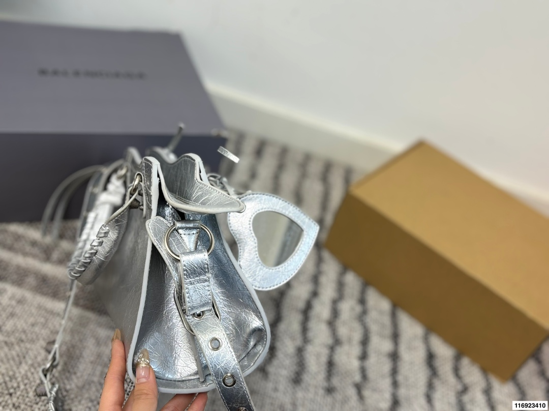 p260 配折叠盒 巴黎世家 Le cagole机车包 配件和爱心镜子很加分有点小亚和朋克的感觉 容量足够肩带可以调节长度当腋下包和斜挎包都很不错上身就是甜酷辣妹即视感 尺寸:26.18