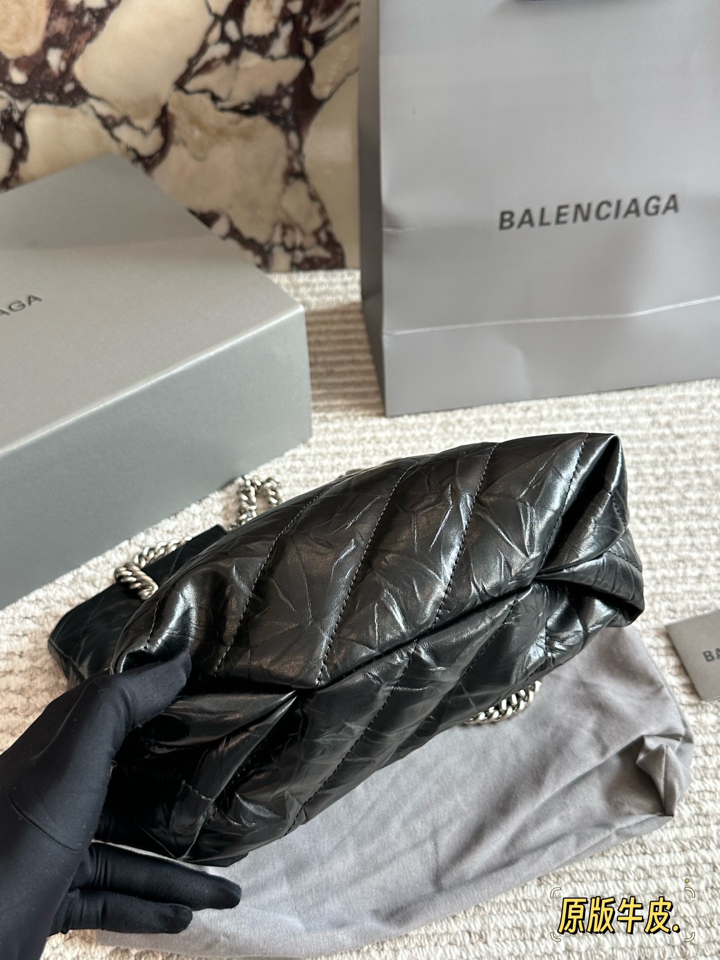 💰230 配盒牛皮 size：25*28cm 巴黎世家新款包包 垃圾袋原来这么好看!！ crush tote 真的太高级了吧! 大小刚好很能装，自重轻，链条可调节随心所欲的高级感满满!