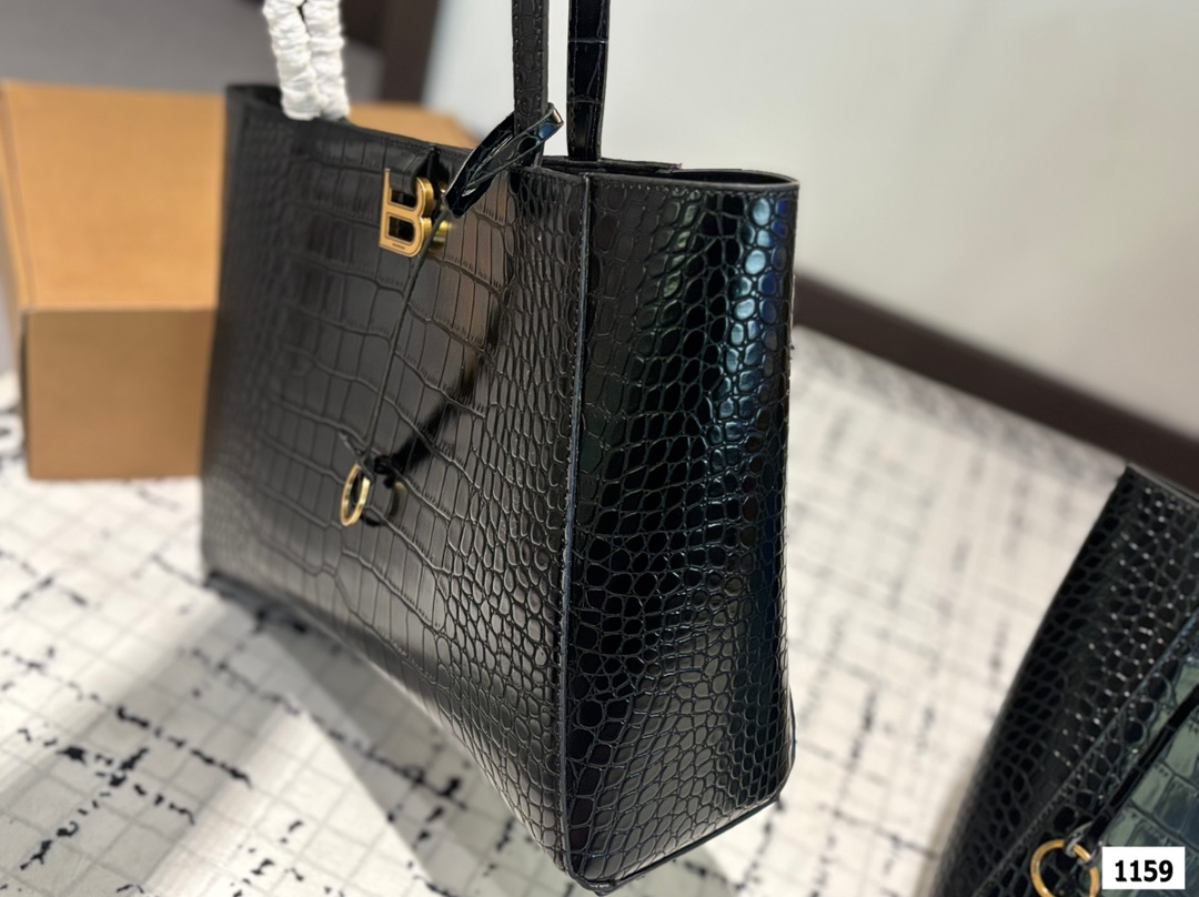 大号P140 小号P135 巴黎世家托特 Balenciaga 2025年新款 Hampton Carry All 手袋 洗练倒梯形结构搭配管状皮革双手柄，简化的包身结构更为轻便 尺寸：大号36 27 小号24 26