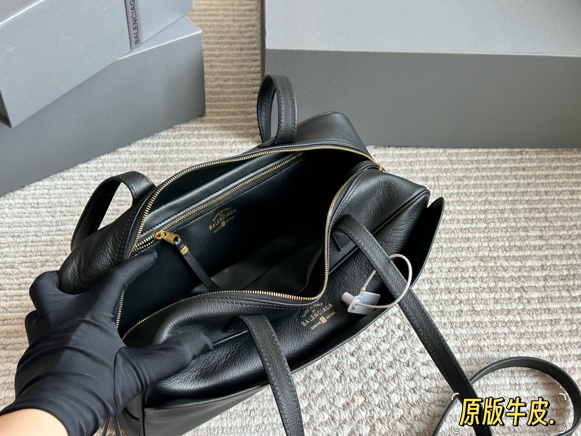 💰 280 原版牛皮 酷帅天花板 巴黎世家新推出的保龄球系列真的鲨疯了!!独特弧形包身上身辨识度直接拉满 双提手设计超贴心上身优雅大方，亦可单肩背随性自在 黑色牛皮材质质感无敌，光泽度恰到好处，看起来高级又耐造 32*12cm 配盒