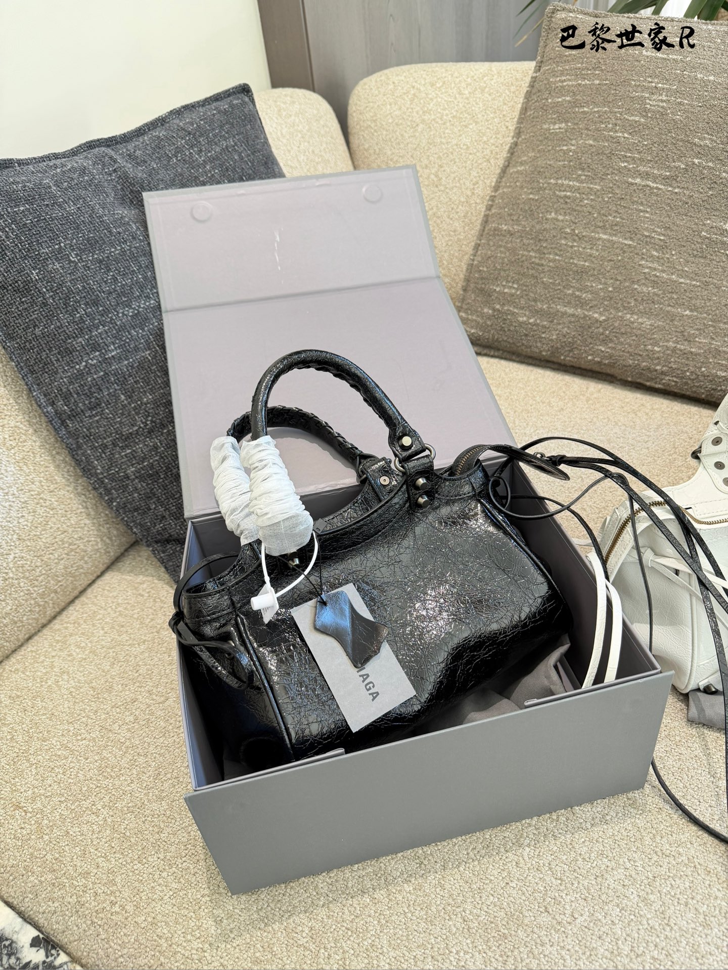 巴黎世家机车包p250 这是巴黎世家机车包，属于时尚界的经典单品。包身采用油蜡皮材质，配有铆钉装饰，设计硬朗且富有质感。常见尺寸有mini、小号和中号，适合不同身高和需求的人 群。原产地为法国，是巴黎世家品牌的标志性产品之一- ,深受全球时尚爱好者的喜爱。 养护方面，建议避免长时间暴露在阳光下，以免褪色。使用后及时清理表面灰尘，可用柔软布料轻轻擦拭。定期检查五金件是否松动，必要时可联系专业维修服务进行维护23cm