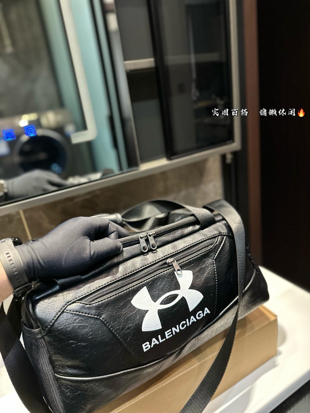 ❤️P175❤️ 种草巴黎世家的健身包联名安德玛 巴黎世家,时尚界的宠儿! 每一款单品都仿 佛在诉说着潮流的故事。 今日种草一个健身包包和安德玛联名的、这款包包,简直就是潮流界的超级巨星!它不仅拥有巴黎世家的奢华质感,还注入了安德玛的专业运动元素。巴黎世家,点燃时尚之火!它的设计充满力量感,让你自信满满地迎接每一个挑战。勇敢地展现自己的时尚态度 尺寸:39 18