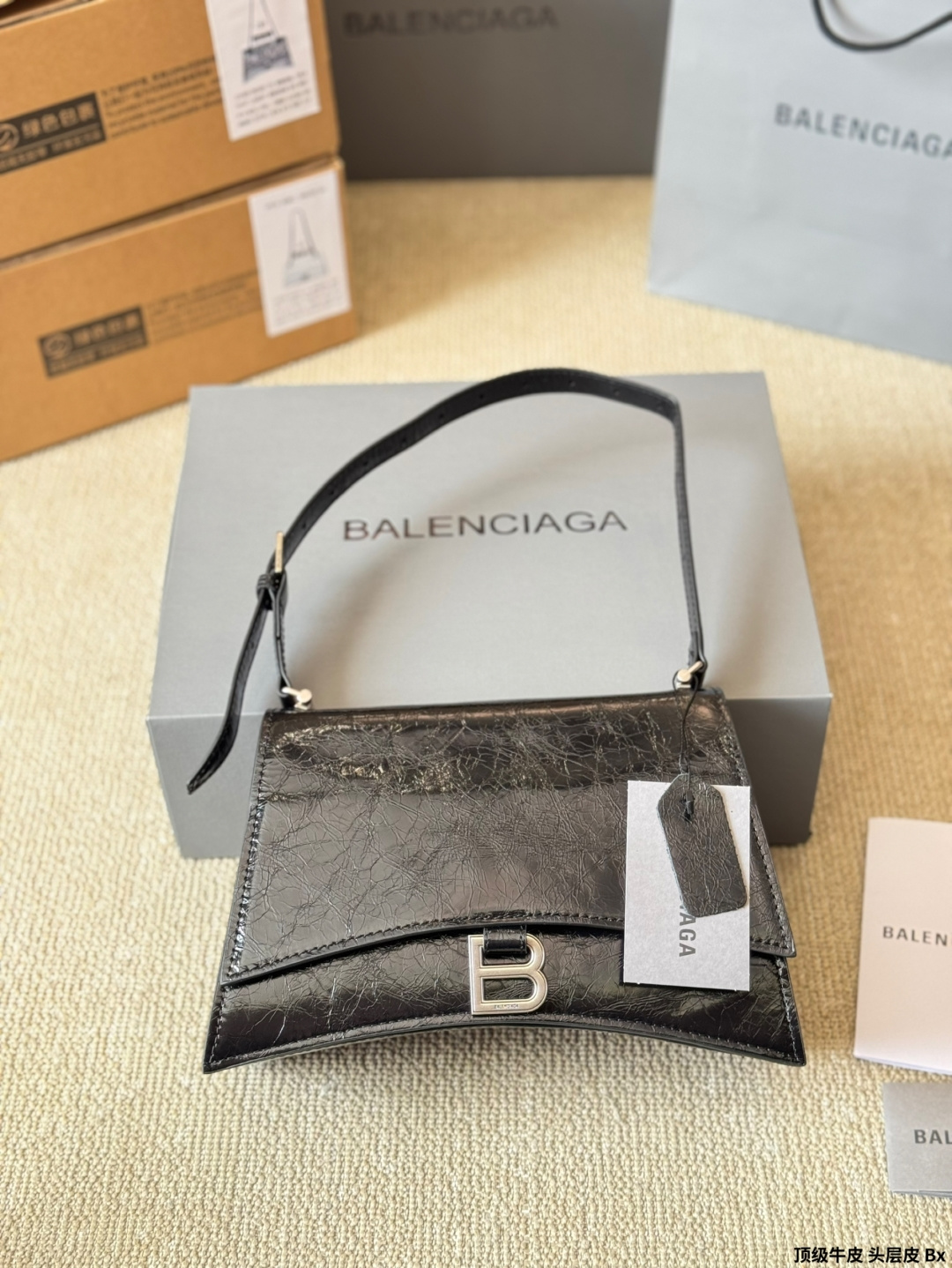 顶级原单 头层皮 p230/p210 Balenciaga 秋季新款 Crush 包款強勢登場!独特的标志 性弧线形状造型底部设置一个圆润光滑的拱形弧线,以解构手法重释经典 OR柔韧的造型易于折叠和展开,拱形包底与尖角边缘设计,包型搭配层次分明的内部空问。压光牛皮与柔软羊皮革内里,手袋肌理与设计亮点 均彰显出其绝佳的触感。改为可调节肩带设计,细节满满° 取消链条改为肩带更加偏向中性风,男生也可以 完美驾驭啦! 尺寸:大号30 20cm 小号25 16cm