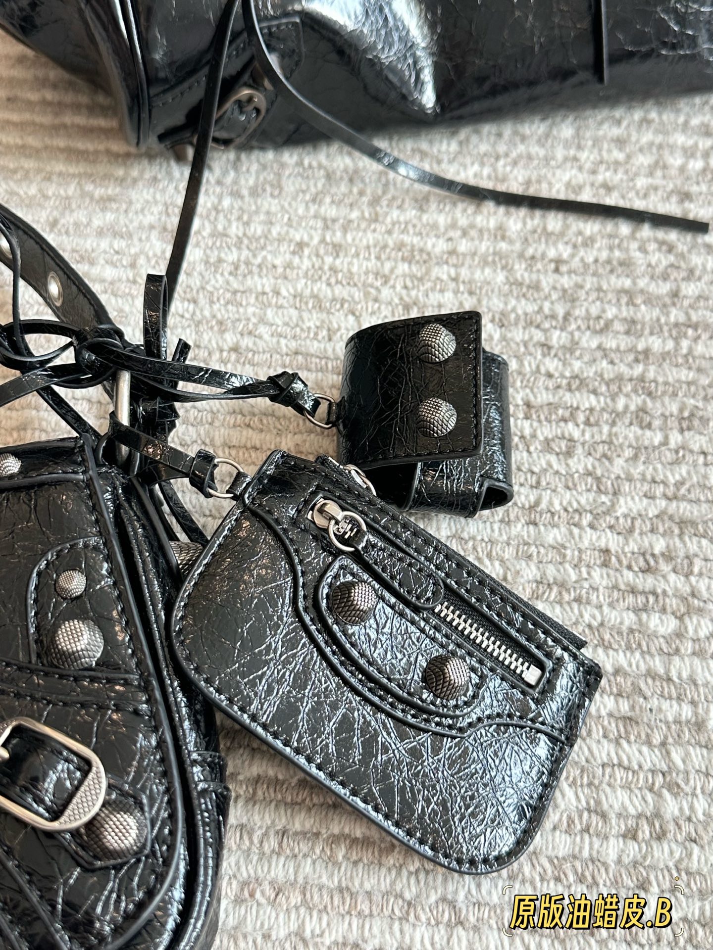 💰250 油蜡皮 配盒 size：24*14cm 巴黎世家Le duffle 致敬经典机车包系列重磅新款 不要泰可爱了吧!! 小小只百搭神器 mini size！ 可调节编织肩带附加孔眼 外挂皮革卡包、心型挂镜 🉑️腋下🉑️肩背🉑️斜背