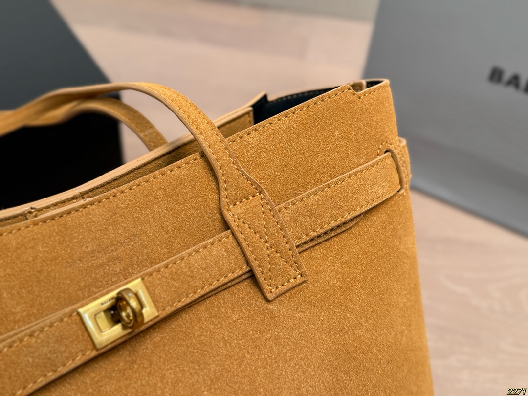 &yen;175/&yen;165配盒 巴黎世家Balenciaga 新款出货啦！秋冬火爆款-日常搭配休闲风妥妥的，绝对吸人眼球不易撞包 。尺寸：33 26/27 20