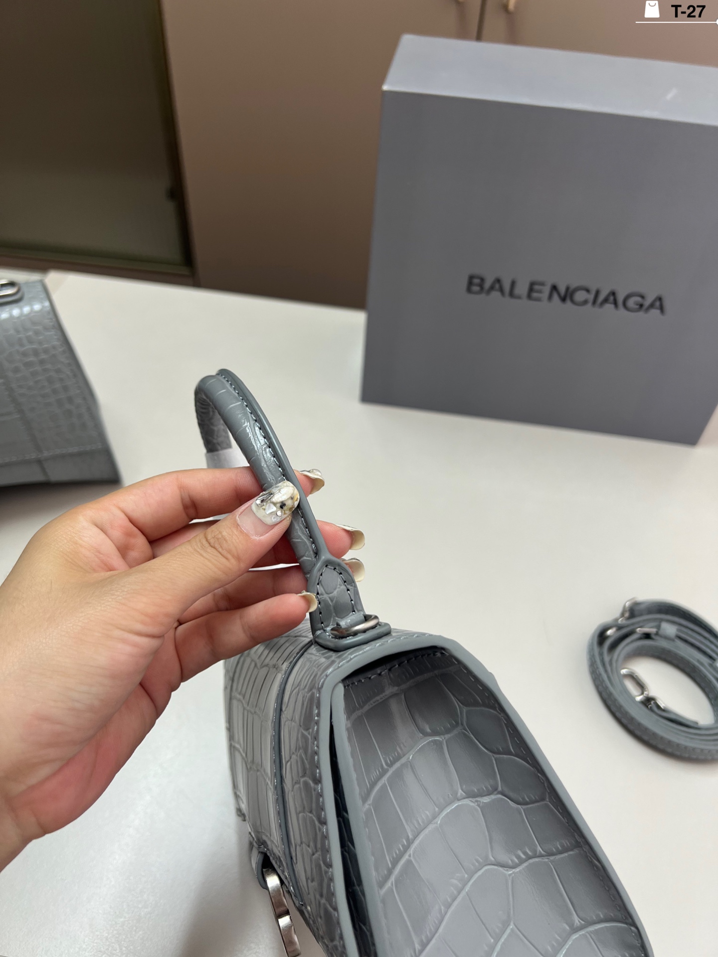 小💰p135 巴黎世家沙漏包（鳄鱼纹） 优雅 时尚 简单又大方 还带给你带来复古潮流的感觉 T-27尺寸19&times;9/22&times;10折叠盒