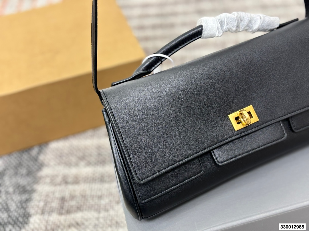 p215 全套包装 size: 28*14cm 巴黎世家 belair这个系列太顶了! 新款手包/斜挎包小小的很精致! 牛皮品质哦! 皮质的韧性与手感都非常柔和哦