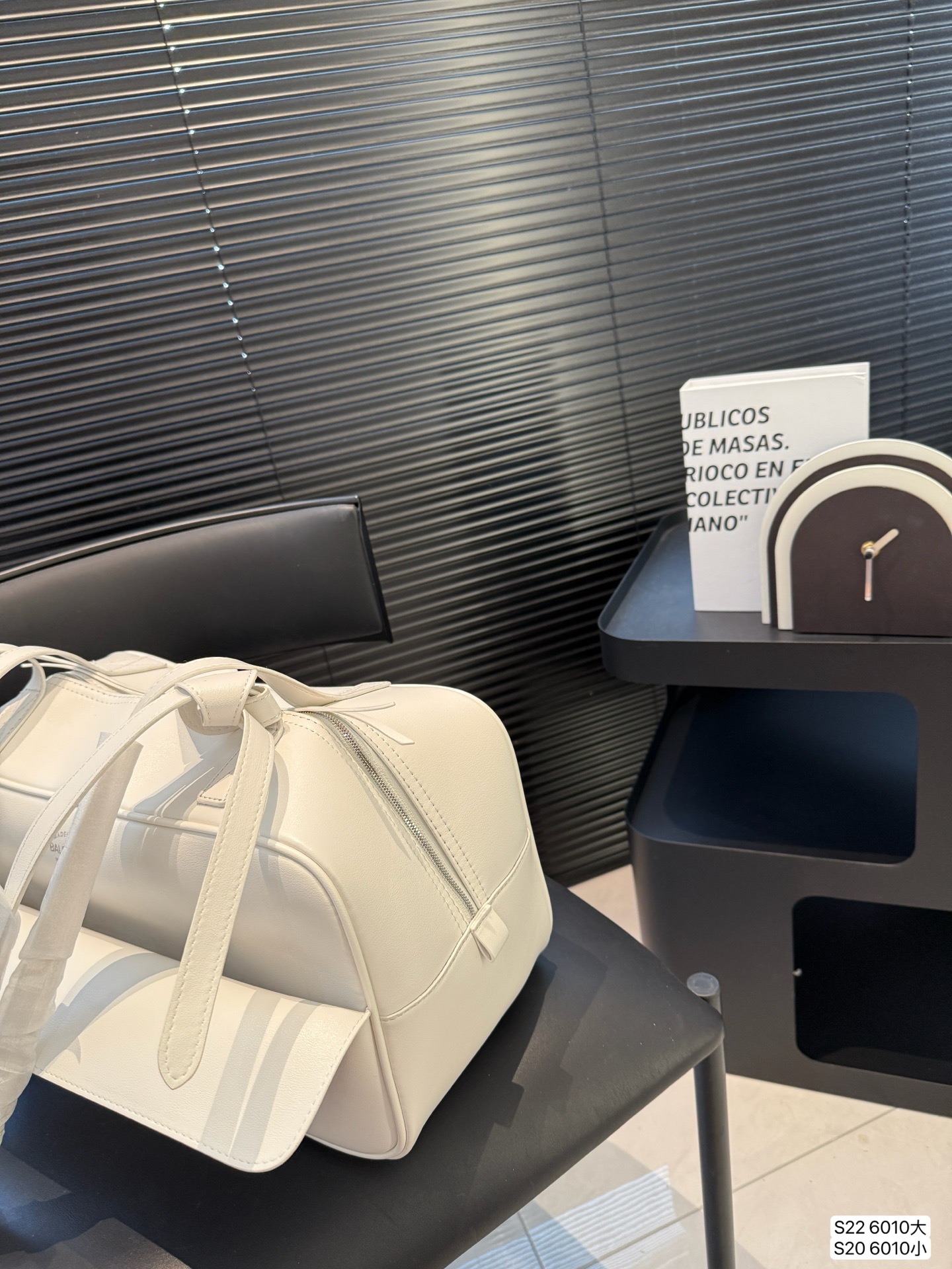 大号P160 小号P150 巴黎世家 腋下包 Carrie 上新:巴黎世家腋下包Carrie~ 新推出的保龄球系列真的鲨疯了!!独特弧形包身上身辨识度直接拉满 双提手设计超贴心上身优雅大方，亦可单肩背随性自在大小两个尺寸满足出行需求 尺寸：大37 20 小32 13 货号6010