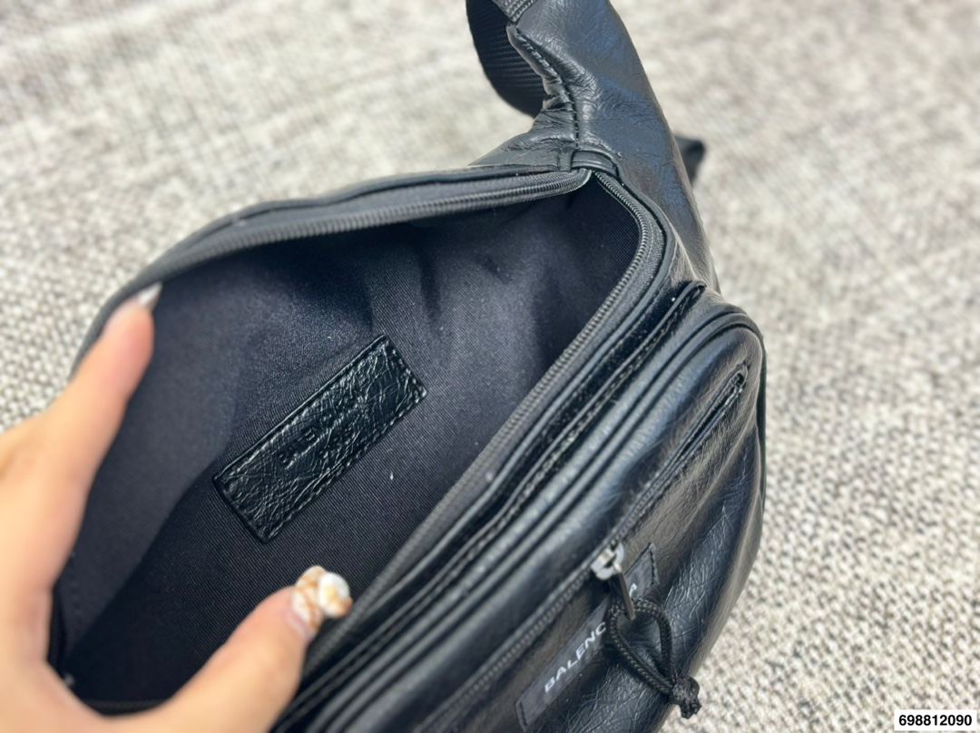 P120 巴黎世家腋下包 又出新单品▲新款 sling bag来啦~ 法棍包型超级实用的一款! 尺寸29.18