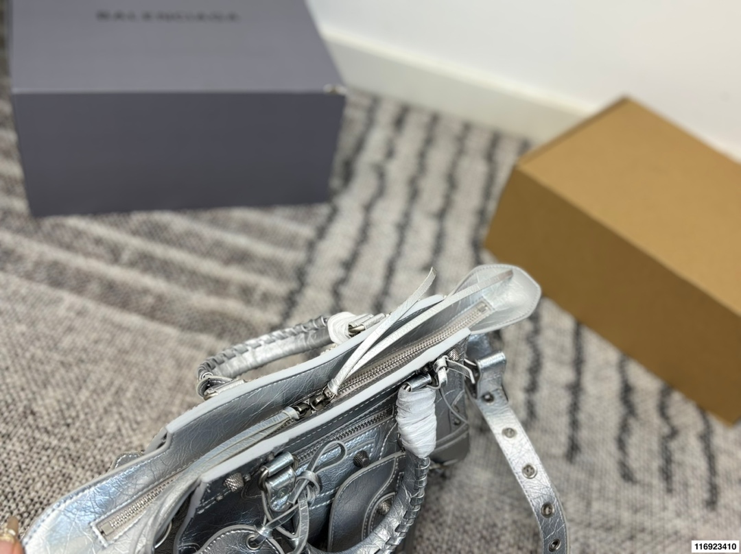 p260 配折叠盒 巴黎世家 Le cagole机车包 配件和爱心镜子很加分有点小亚和朋克的感觉 容量足够肩带可以调节长度当腋下包和斜挎包都很不错上身就是甜酷辣妹即视感 尺寸:26.18