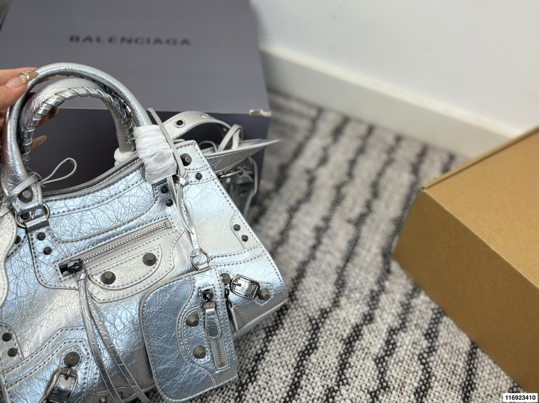 p260 配折叠盒 巴黎世家 Le cagole机车包 配件和爱心镜子很加分有点小亚和朋克的感觉 容量足够肩带可以调节长度当腋下包和斜挎包都很不错上身就是甜酷辣妹即视感 尺寸:26.18