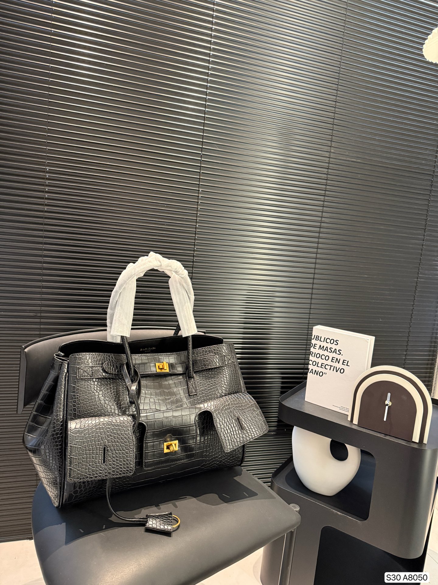 P200 巴黎世家新款RODEO大廓形包包 柔软的大廓形包包 上身慵懒感立刻get、 真的很喜欢又方便又酷的超实用大包! 尺寸38 28 货号A8050