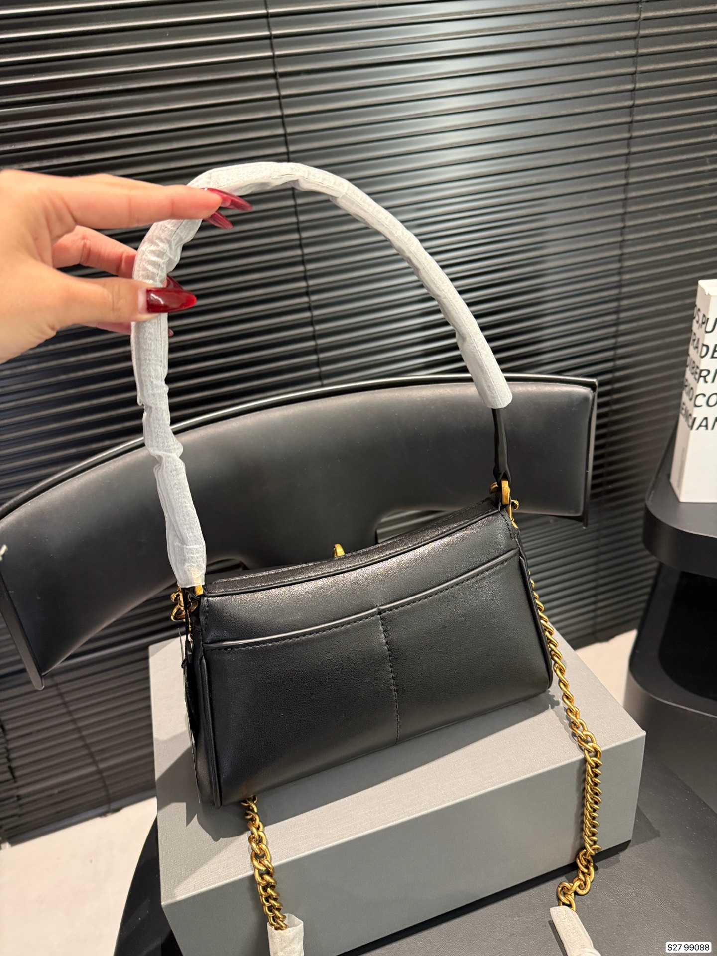 P185 配折叠盒 𝐁𝐚𝐥𝐞𝐧𝐜𝐢𝐚𝐠𝐚 𝐑𝐨𝐝𝐞𝐨 🖤🖤 巴黎世家 超火爆的Rodeo系列全新推出了Nano链条包⛓️可拆卸链条 一秒切换成超可爱的手拎包✌🏻 尺寸22 13 货号99088