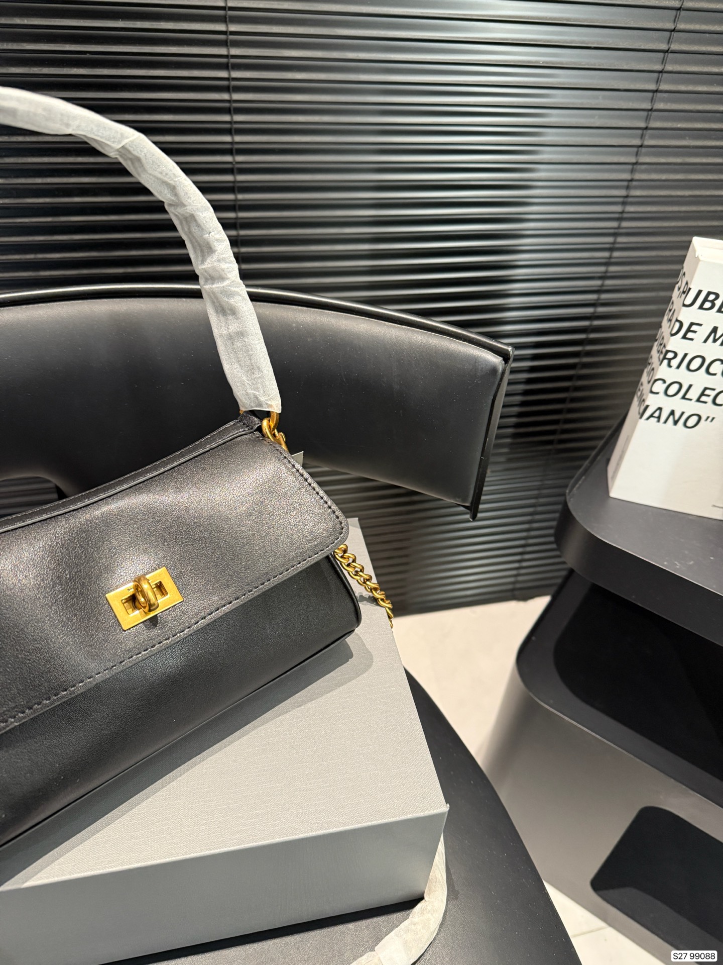 P185 配折叠盒 𝐁𝐚𝐥𝐞𝐧𝐜𝐢𝐚𝐠𝐚 𝐑𝐨𝐝𝐞𝐨 🖤🖤 巴黎世家 超火爆的Rodeo系列全新推出了Nano链条包⛓️可拆卸链条 一秒切换成超可爱的手拎包✌🏻 尺寸22 13 货号99088