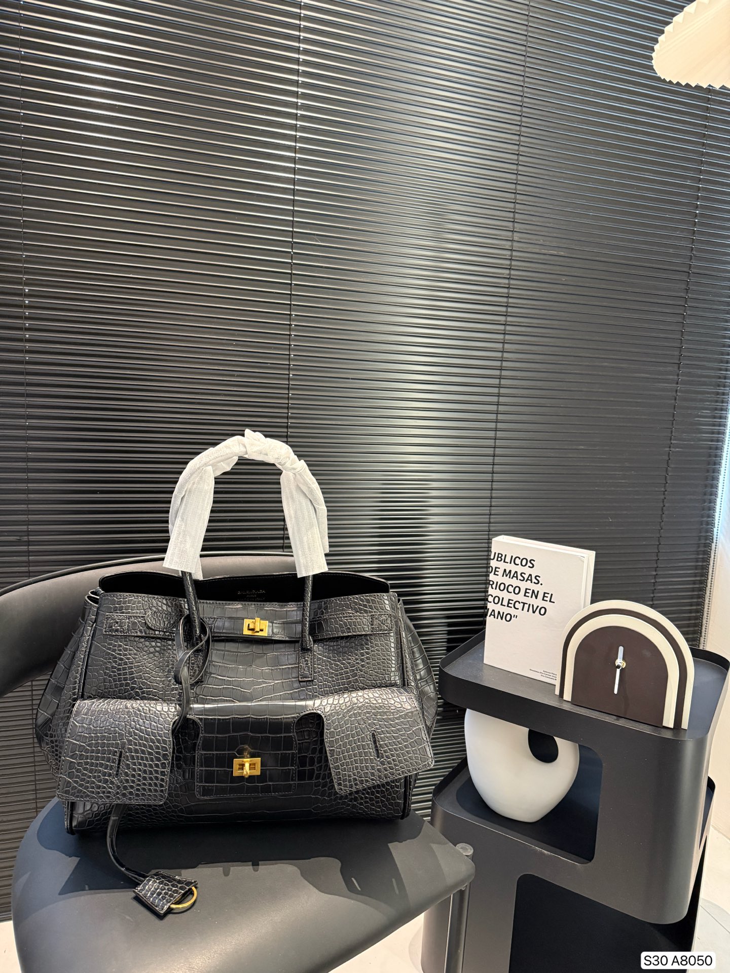 P200 巴黎世家新款RODEO大廓形包包 柔软的大廓形包包 上身慵懒感立刻get、 真的很喜欢又方便又酷的超实用大包! 尺寸38 28 货号A8050