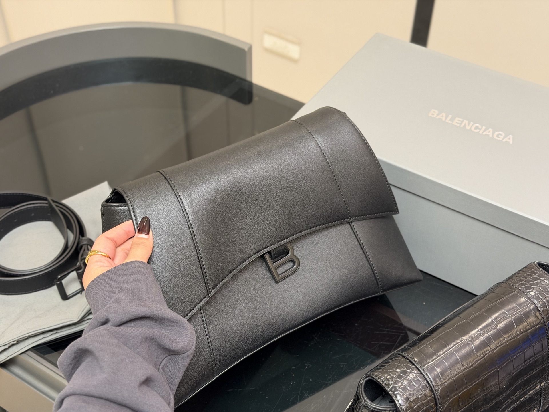 &yen;180 &yen;185 配盒！！ size：28cm 33cm Balenciaga down town 巴黎世家新款沙漏 异型包的设计又酷又高级 包身容量可观