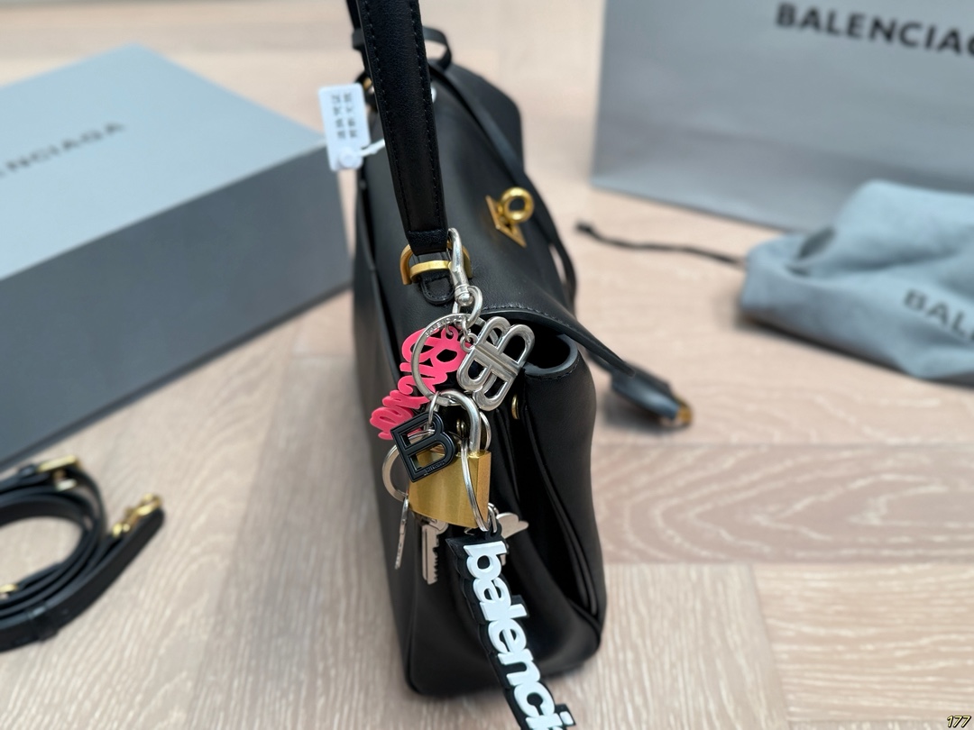 ¥315/¥295/¥250飞机盒 Balenciaga巴黎世家新款 任何风格都可轻松驾驭 适合日常 旅游 出行 集美必备 尺寸:35 23/28 19/22 16