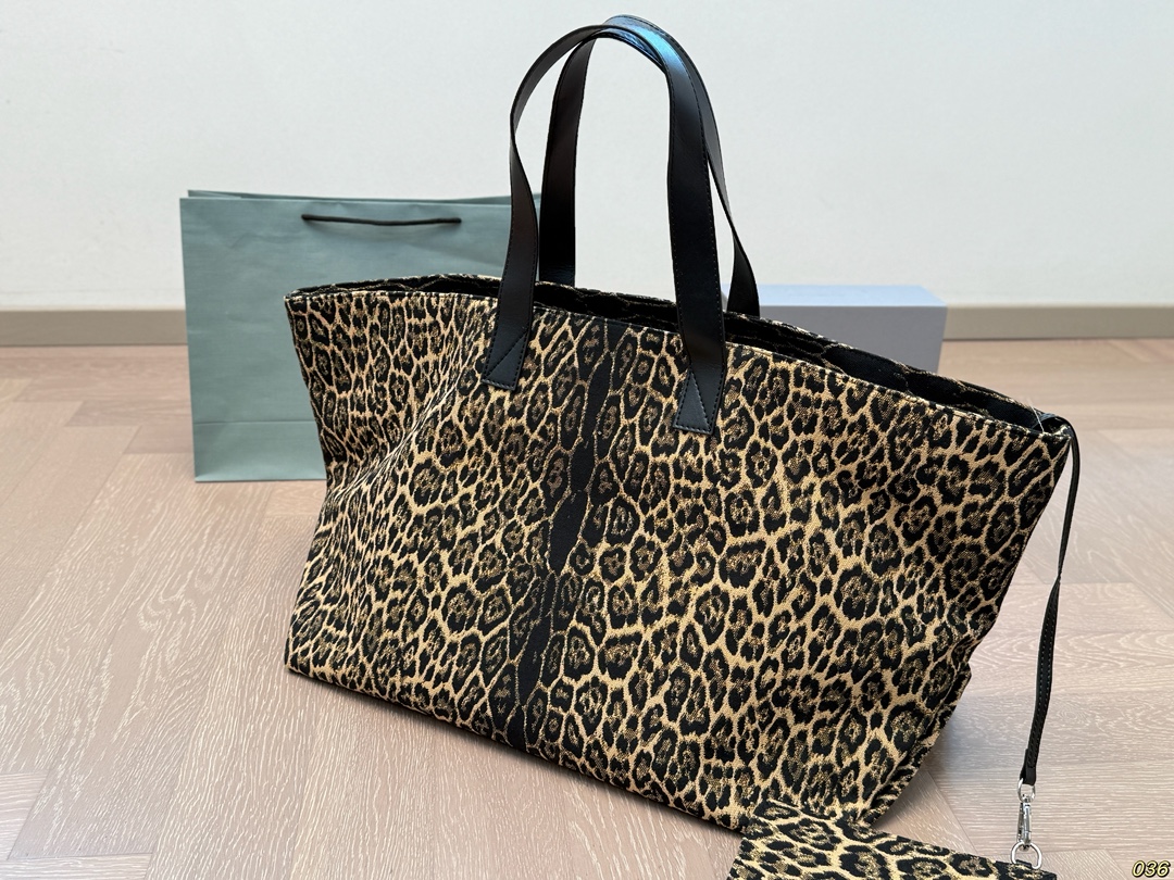 &yen;170 巴黎世家 Balenciaga托特包 最新款帆布豹纹 豹纹一直是时尚圈的代名词 上身就是时髦精 容量很大 尺寸：底45高34