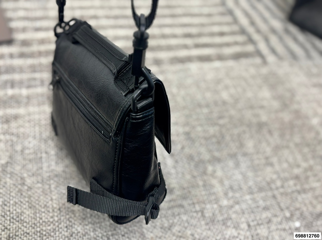 P190 巴黎世家邮差 还有这么机能风的Balenciaga邮差!!!! 实物巨巨巨好看!! 走在潮流第一线的俊男靓女们必须要拥有这只巴黎世家 尺寸：24 19