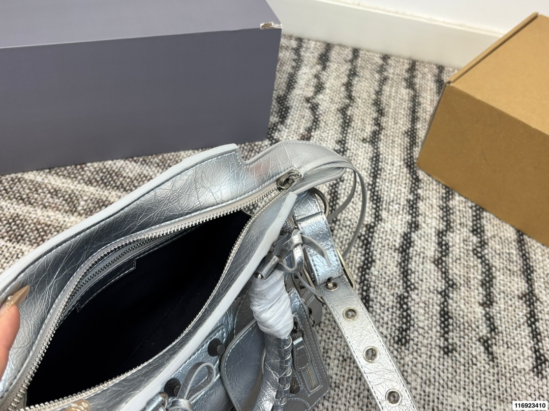 p260 配折叠盒 巴黎世家 Le cagole机车包 配件和爱心镜子很加分有点小亚和朋克的感觉 容量足够肩带可以调节长度当腋下包和斜挎包都很不错上身就是甜酷辣妹即视感 尺寸:26.18