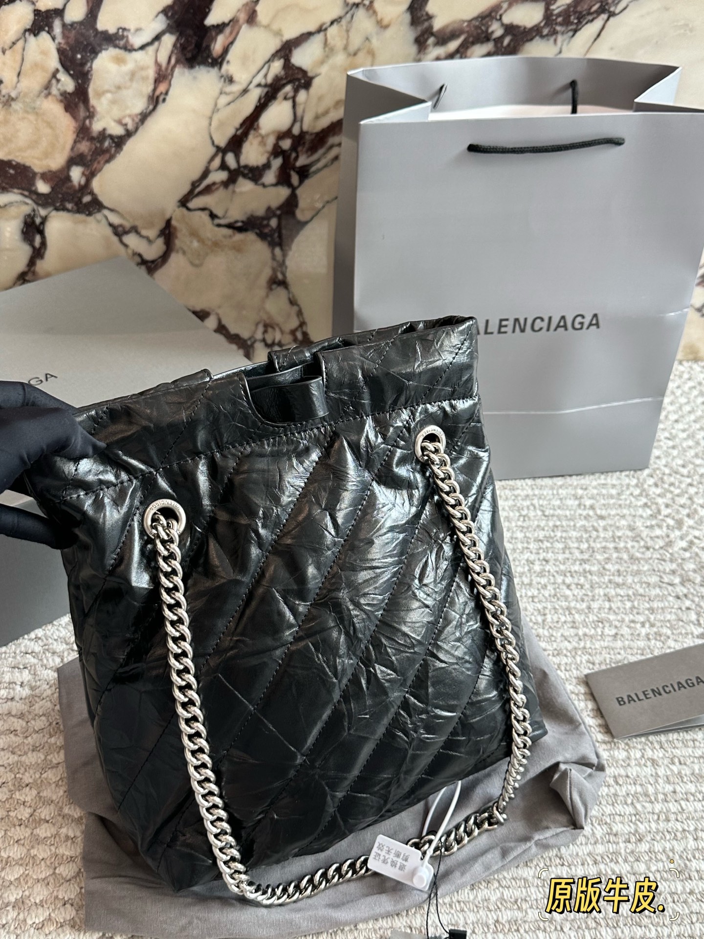 💰230 配盒牛皮 size：25*28cm 巴黎世家新款包包 垃圾袋原来这么好看!！ crush tote 真的太高级了吧! 大小刚好很能装，自重轻，链条可调节随心所欲的高级感满满!