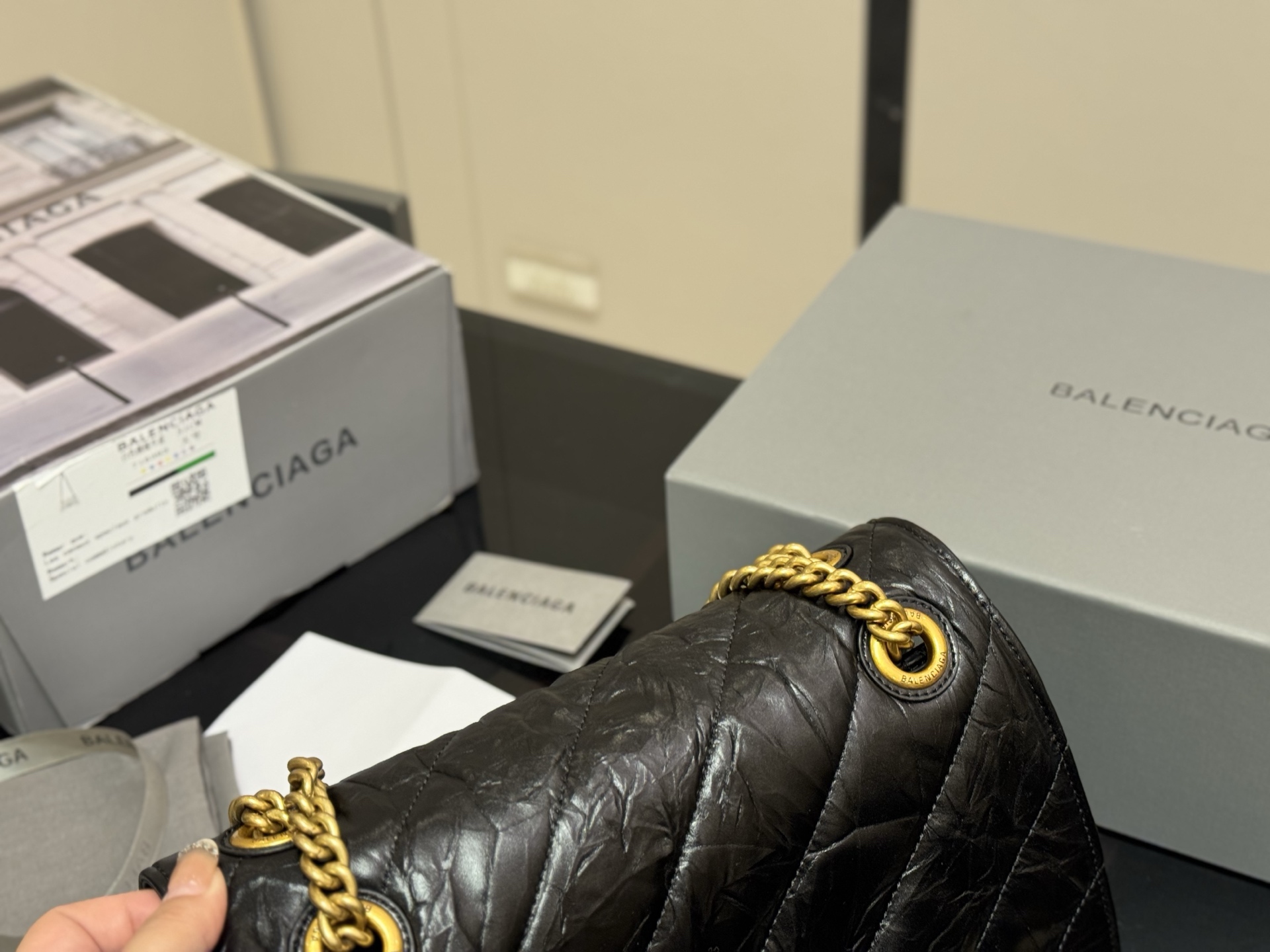 &yen;190 &yen;240 配盒牛皮 size：25*16cm 31*19cm crush直击我的心 巴黎世家新款包包 crush真的太高级了吧! 材质摸起来超级舒服~ 软fufu的颜值很高！