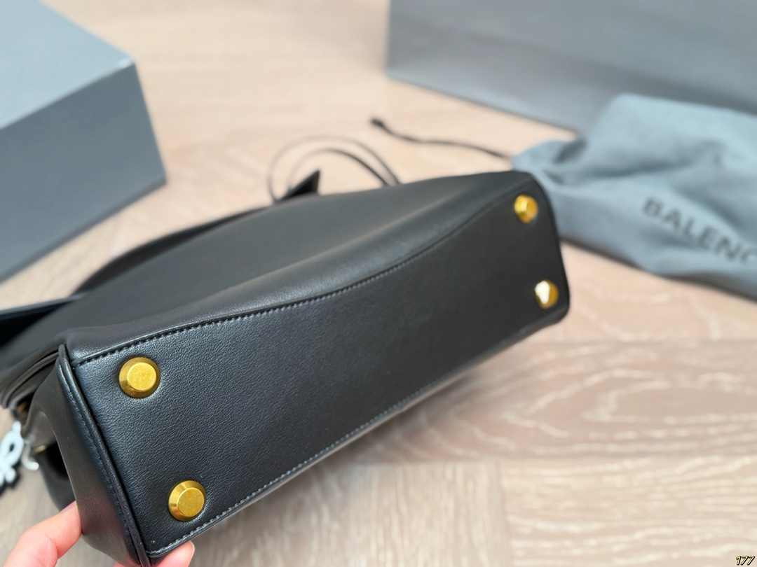 ¥315/¥295/¥250飞机盒 Balenciaga巴黎世家新款 任何风格都可轻松驾驭 适合日常 旅游 出行 集美必备 尺寸:35 23/28 19/22 16