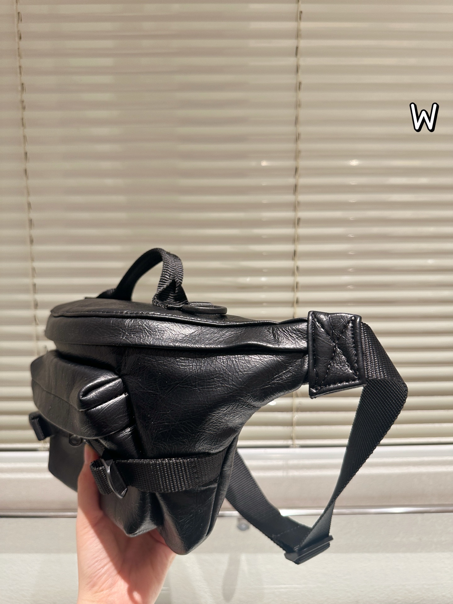 P140 巴黎世家 ARMY 系列腰包 &bull;巴黎世家ARMY系列腰包，黑色小羊皮材质，手感细腻又耐用，机能风设计超有型！拉链+多口袋，收纳超方便，通勤、户外都能用林。肩带可调节， 腰包斜挎随心切换，百搭又实用。ARMY系列硬朗风格，潮流爱好者必入，搭配简约或机能风穿搭都很出彩 26x21x9cm约 26x21x9cm，