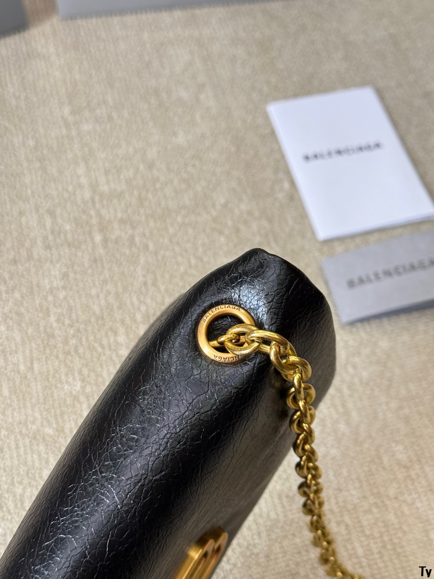 p135 巴黎 世家机车包 Balenciaga crush tote 别看mini小小的，这包可是很能装的呢大纸巾、皮包、粉饼、口红、车钥匙I、充电宝统统都放的进可以斜背、侧背、手提V 手提比较多拿上它你就是最潮流妞 尺寸24 16cm