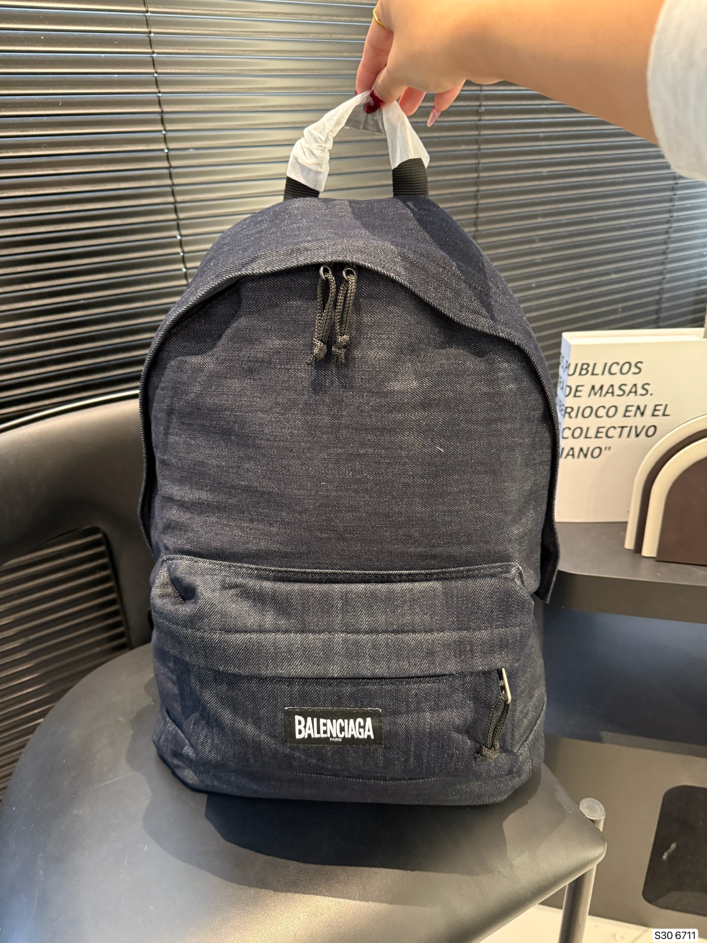 P200巴黎世家牛仔双肩包 牛仔双肩包, 来场说走就走的旅行也也不错主打休闲慵懒风 敲拉风啊时髦又有腔调 复古慵懒随性超好背 越看越爱 尺寸:35 43货号6711