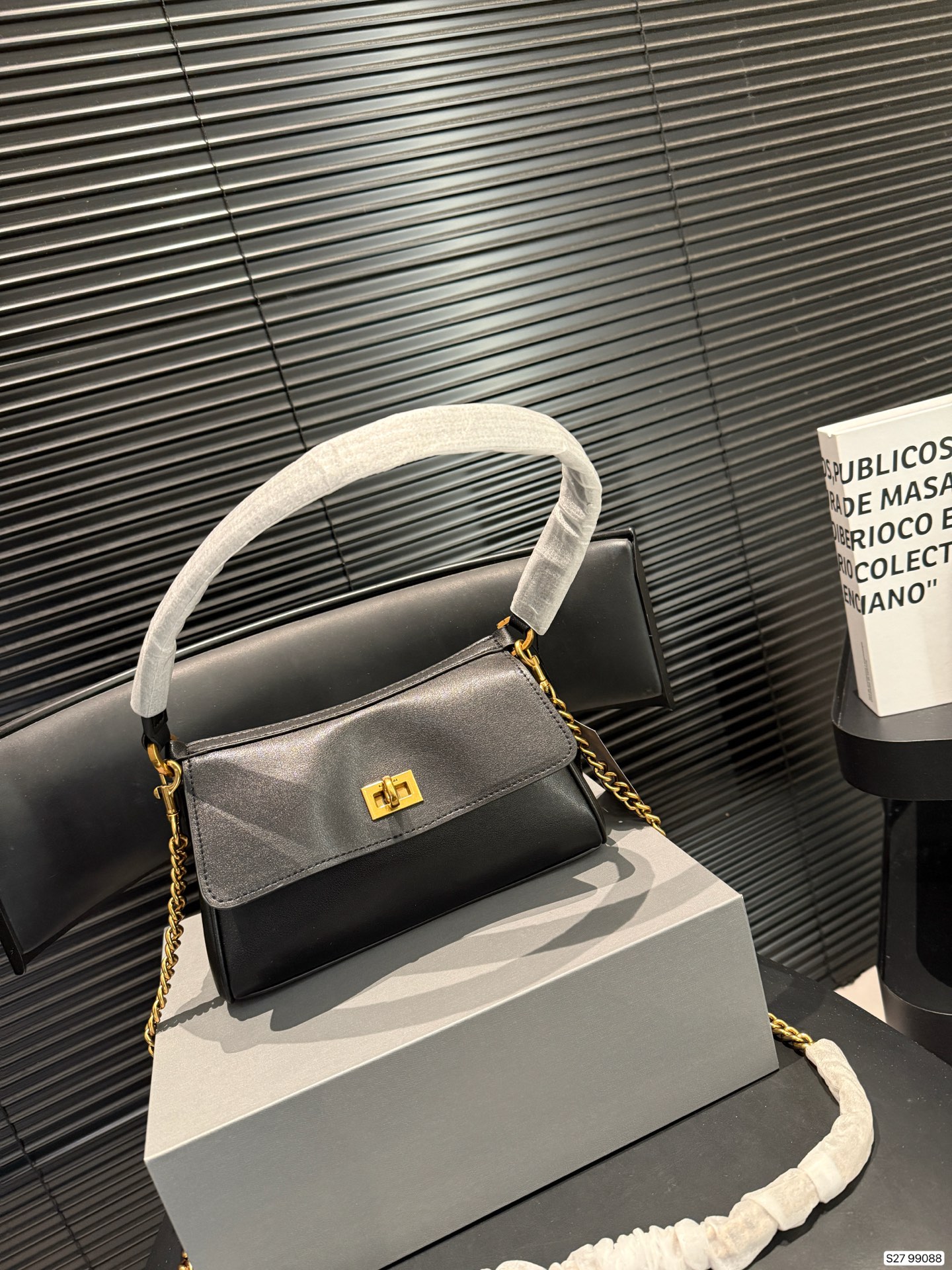 P185 配折叠盒 𝐁𝐚𝐥𝐞𝐧𝐜𝐢𝐚𝐠𝐚 𝐑𝐨𝐝𝐞𝐨 🖤🖤 巴黎世家 超火爆的Rodeo系列全新推出了Nano链条包⛓️可拆卸链条 一秒切换成超可爱的手拎包✌🏻 尺寸22 13 货号99088