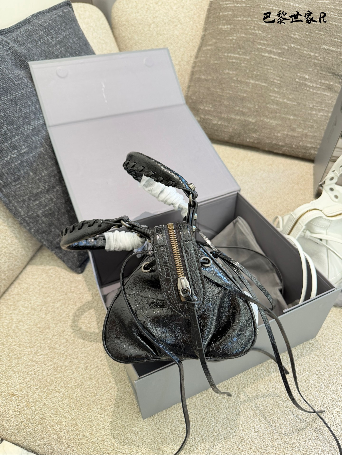 巴黎世家机车包p250 这是巴黎世家机车包，属于时尚界的经典单品。包身采用油蜡皮材质，配有铆钉装饰，设计硬朗且富有质感。常见尺寸有mini、小号和中号，适合不同身高和需求的人 群。原产地为法国，是巴黎世家品牌的标志性产品之一- ,深受全球时尚爱好者的喜爱。 养护方面，建议避免长时间暴露在阳光下，以免褪色。使用后及时清理表面灰尘，可用柔软布料轻轻擦拭。定期检查五金件是否松动，必要时可联系专业维修服务进行维护23cm