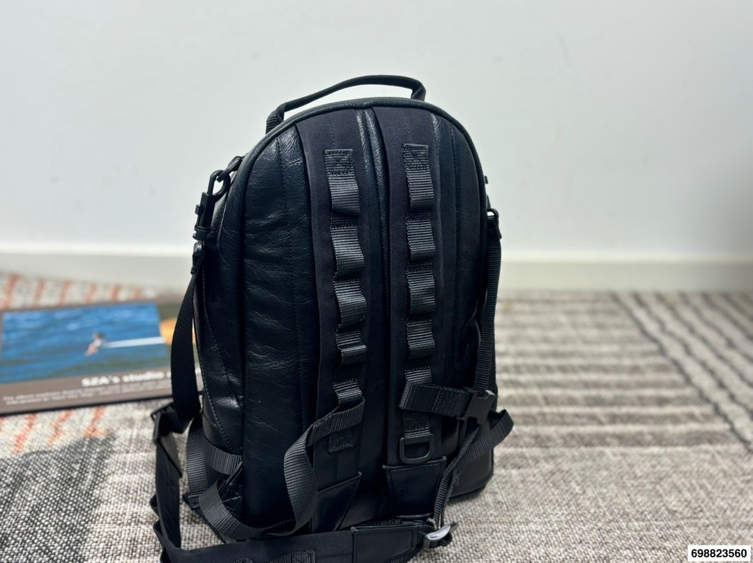 P270⚠️尺寸28.43 巴黎世家 牛仔双肩包 泰酷辣~ 凹照型神器 潮男必备 气质UP UP UP!!!