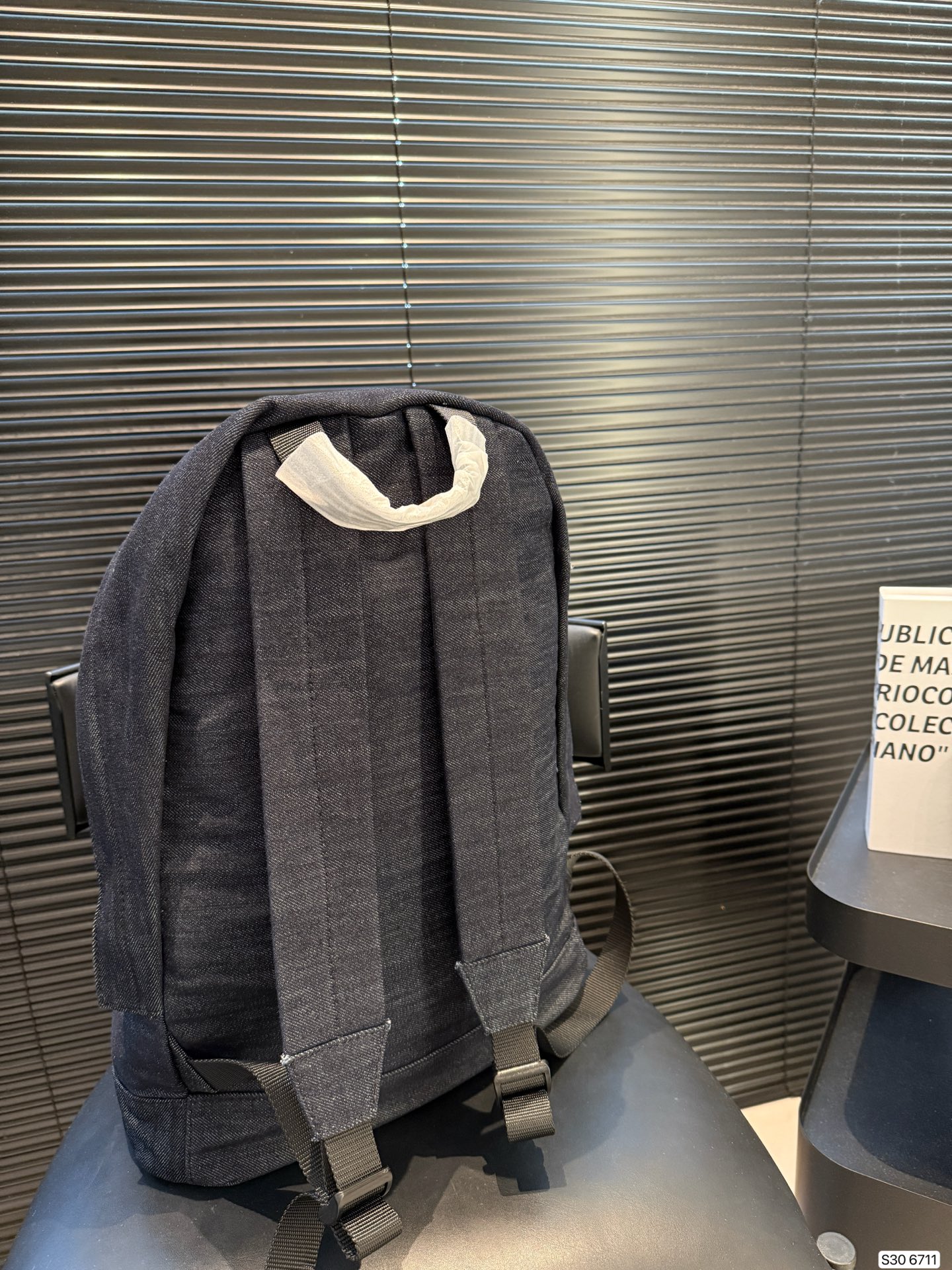 P200巴黎世家牛仔双肩包 牛仔双肩包, 来场说走就走的旅行也也不错主打休闲慵懒风 敲拉风啊时髦又有腔调 复古慵懒随性超好背 越看越爱 尺寸:35 43货号6711