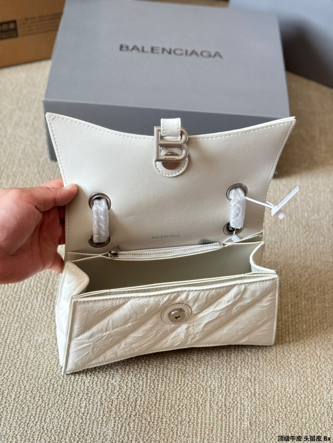 顶级原单 头层皮 p230/p200/p180 有Bella独特的氛围感了，好绝。 有Bella 那味儿了 一独特的氛围感好绝。 来自巴黎世家 Crush气场强大的实用型 大包包强势回归！ 巴黎世家 Crush 以 Hourglass 沙漏包廓形为基础，特殊 处理后呈现出皱褶纸质感的纹理，软软的包身 十褶皱 感皮质，满满的前卫感！ 整个包真的一眼爱上，经典沙漏轮廓，皮质柔软，手感 像枕头一般超级好！尺寸大号30 20cm 小号25 15cm 迷你20 13cm