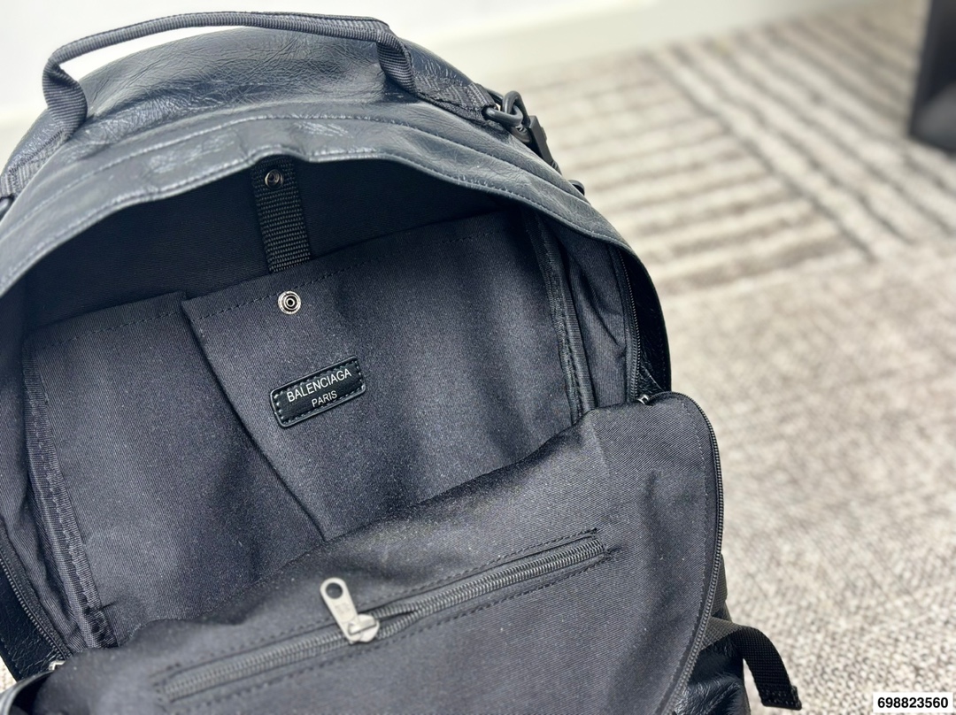 P270⚠️尺寸28.43 巴黎世家 牛仔双肩包 泰酷辣~ 凹照型神器 潮男必备 气质UP UP UP!!!