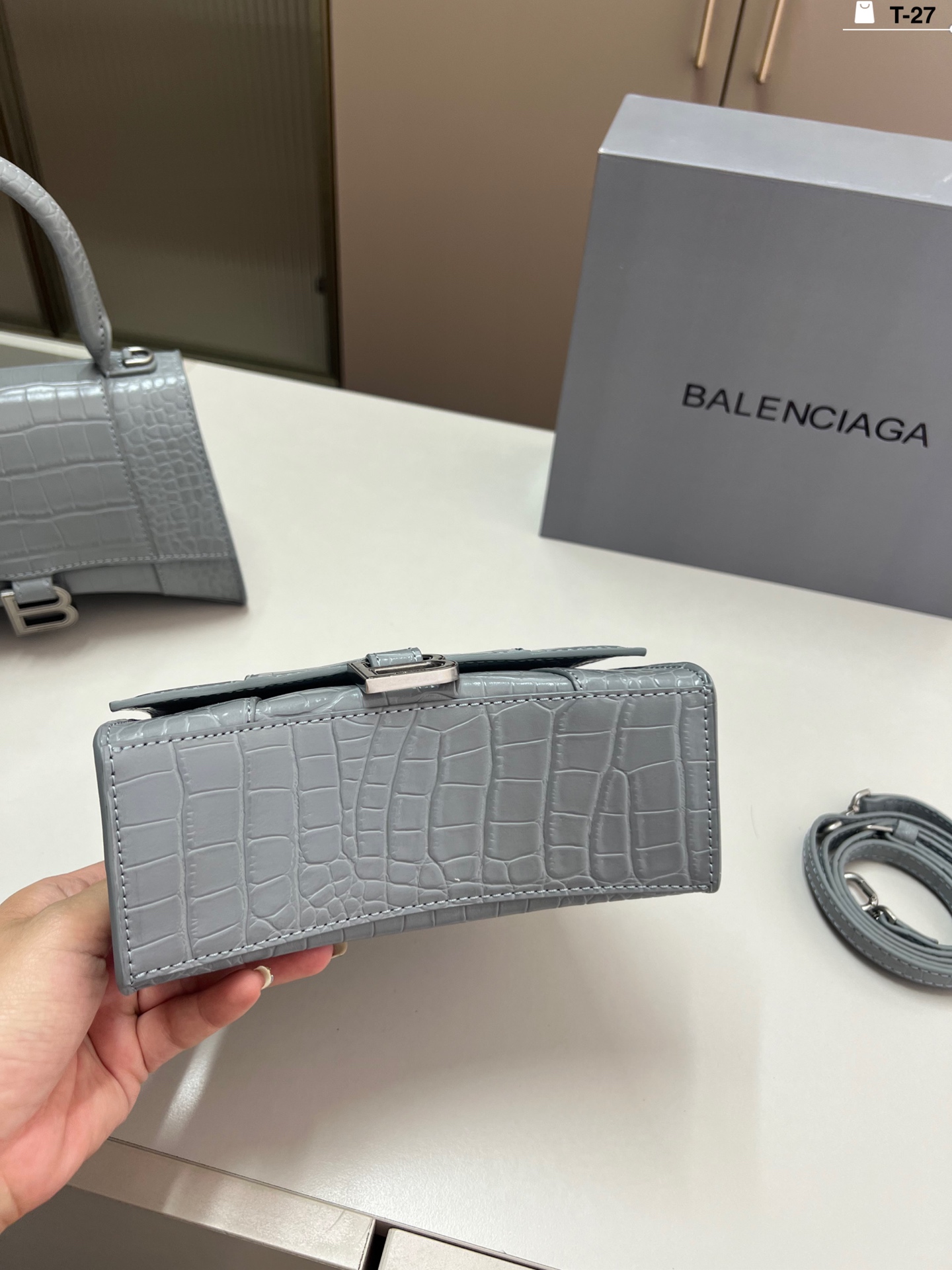 小💰p135 巴黎世家沙漏包（鳄鱼纹） 优雅 时尚 简单又大方 还带给你带来复古潮流的感觉 T-27尺寸19&times;9/22&times;10折叠盒