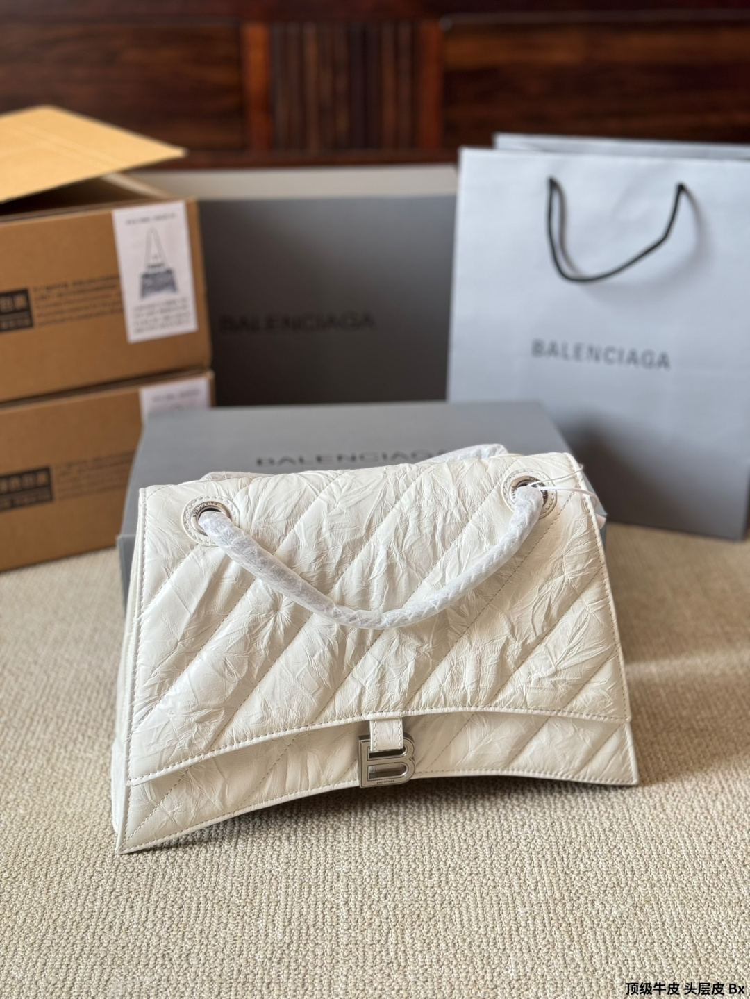 顶级原单 头层皮 p230/p200/p180 有Bella独特的氛围感了，好绝。 有Bella 那味儿了 一独特的氛围感好绝。 来自巴黎世家 Crush气场强大的实用型 大包包强势回归！ 巴黎世家 Crush 以 Hourglass 沙漏包廓形为基础，特殊 处理后呈现出皱褶纸质感的纹理，软软的包身 十褶皱 感皮质，满满的前卫感！ 整个包真的一眼爱上，经典沙漏轮廓，皮质柔软，手感 像枕头一般超级好！尺寸大号30 20cm 小号25 15cm 迷你20 13cm