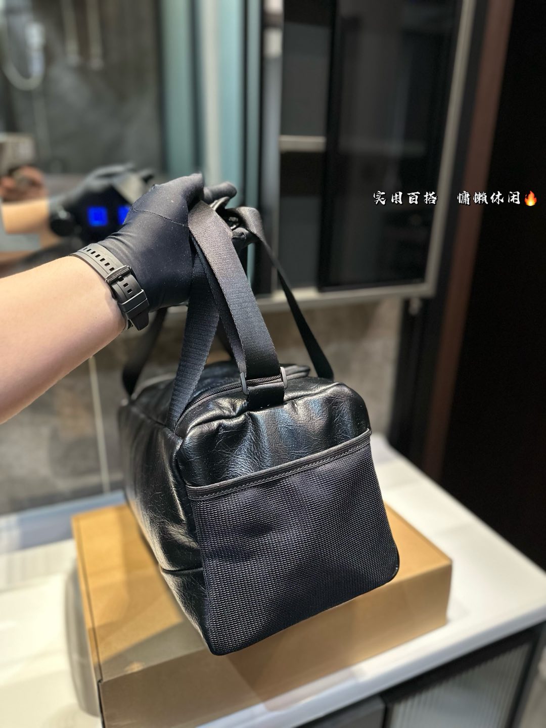 ❤️P175❤️ 种草巴黎世家的健身包联名安德玛 巴黎世家,时尚界的宠儿! 每一款单品都仿 佛在诉说着潮流的故事。 今日种草一个健身包包和安德玛联名的、这款包包,简直就是潮流界的超级巨星!它不仅拥有巴黎世家的奢华质感,还注入了安德玛的专业运动元素。巴黎世家,点燃时尚之火!它的设计充满力量感,让你自信满满地迎接每一个挑战。勇敢地展现自己的时尚态度 尺寸:39 18