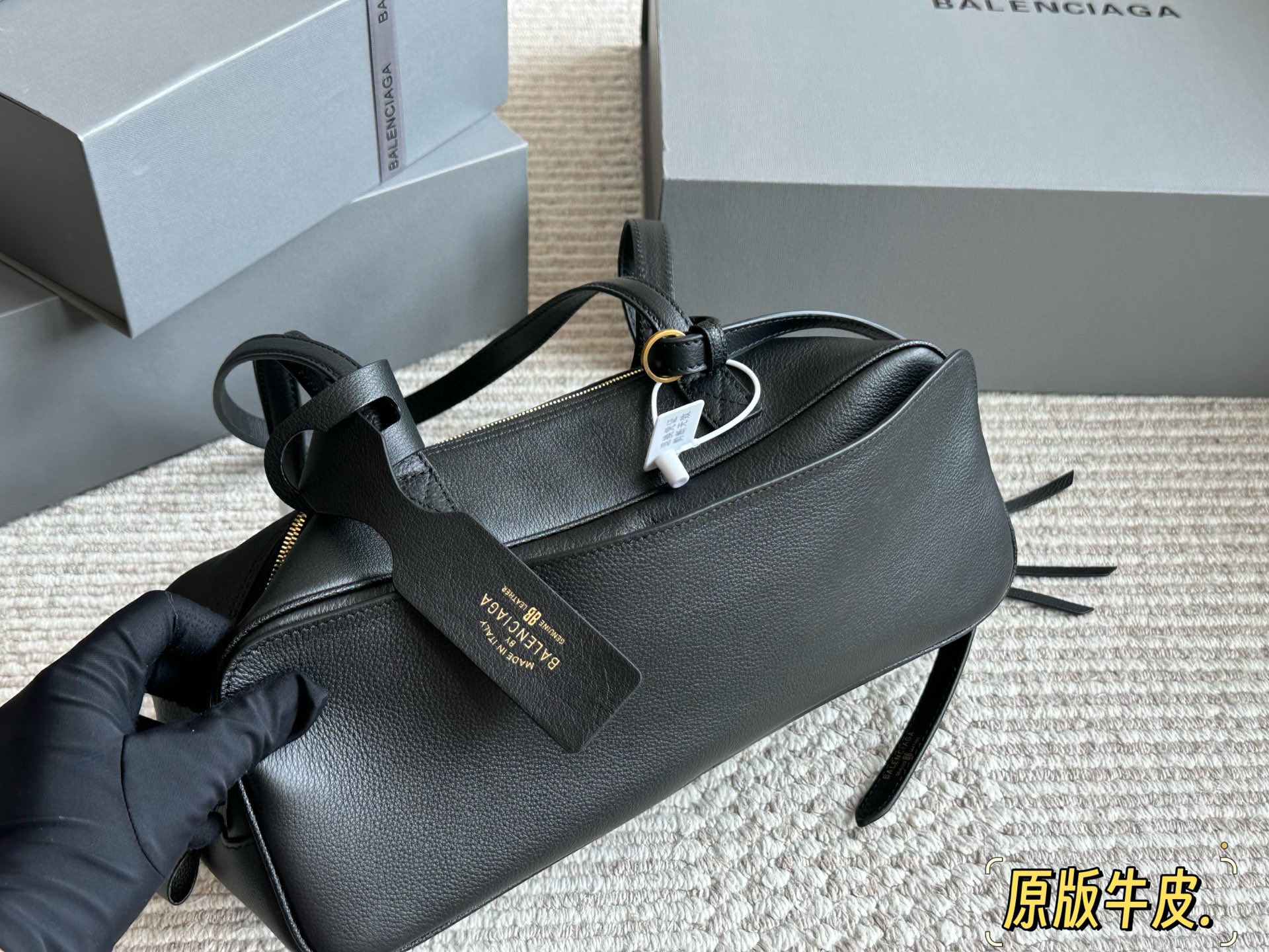 💰 280 原版牛皮 酷帅天花板 巴黎世家新推出的保龄球系列真的鲨疯了!!独特弧形包身上身辨识度直接拉满 双提手设计超贴心上身优雅大方，亦可单肩背随性自在 黑色牛皮材质质感无敌，光泽度恰到好处，看起来高级又耐造 32*12cm 配盒