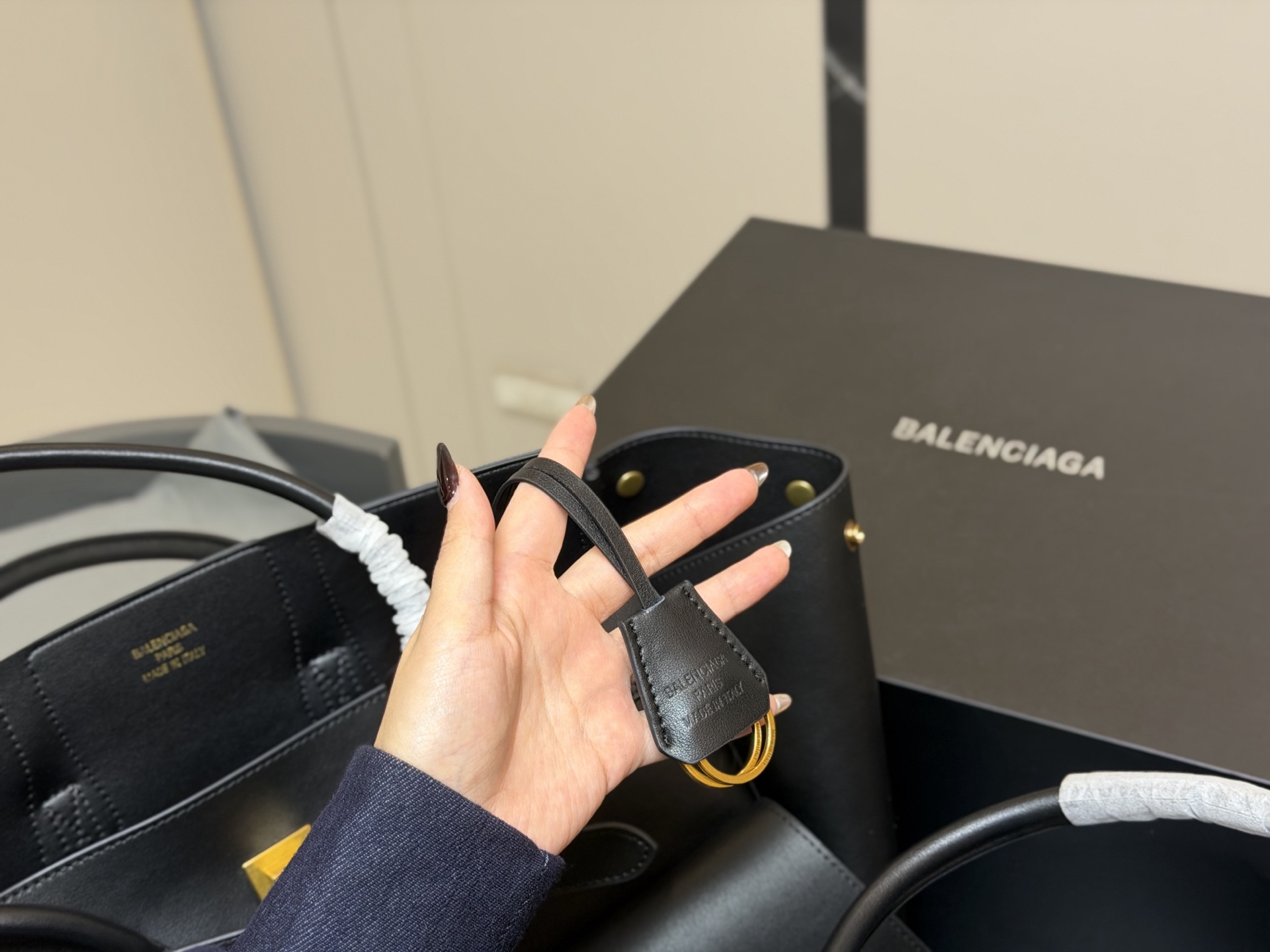 ¥420 ¥390 配折叠盒飞机盒 size:36.28cm 30.24cm 巴黎世家新款belair 大廓形包包 柔软的大廓形包包 上身慵懒感立刻get、 真的很喜欢又方便又酷的超实用大包!