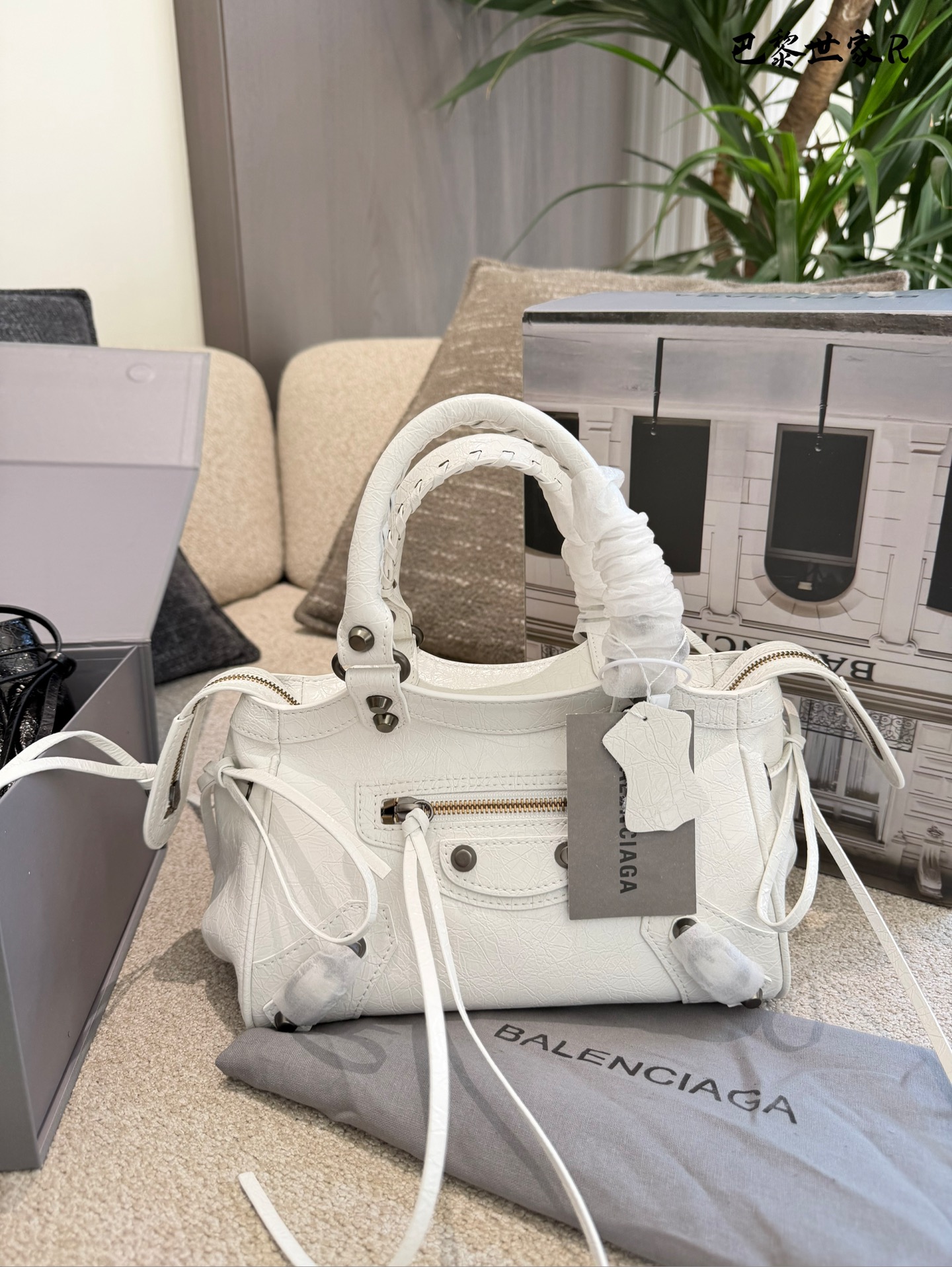 巴黎世家机车包p250 这是巴黎世家机车包，属于时尚界的经典单品。包身采用油蜡皮材质，配有铆钉装饰，设计硬朗且富有质感。常见尺寸有mini、小号和中号，适合不同身高和需求的人 群。原产地为法国，是巴黎世家品牌的标志性产品之一- ,深受全球时尚爱好者的喜爱。 养护方面，建议避免长时间暴露在阳光下，以免褪色。使用后及时清理表面灰尘，可用柔软布料轻轻擦拭。定期检查五金件是否松动，必要时可联系专业维修服务进行维护23cm