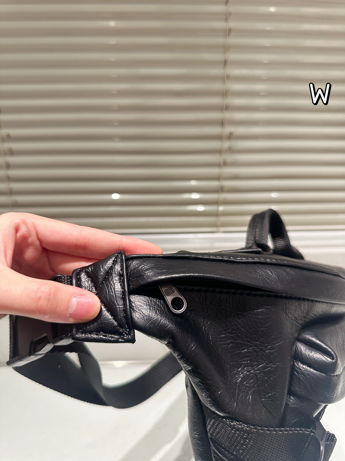 P140 巴黎世家 ARMY 系列腰包 &bull;巴黎世家ARMY系列腰包，黑色小羊皮材质，手感细腻又耐用，机能风设计超有型！拉链+多口袋，收纳超方便，通勤、户外都能用林。肩带可调节， 腰包斜挎随心切换，百搭又实用。ARMY系列硬朗风格，潮流爱好者必入，搭配简约或机能风穿搭都很出彩 26x21x9cm约 26x21x9cm，