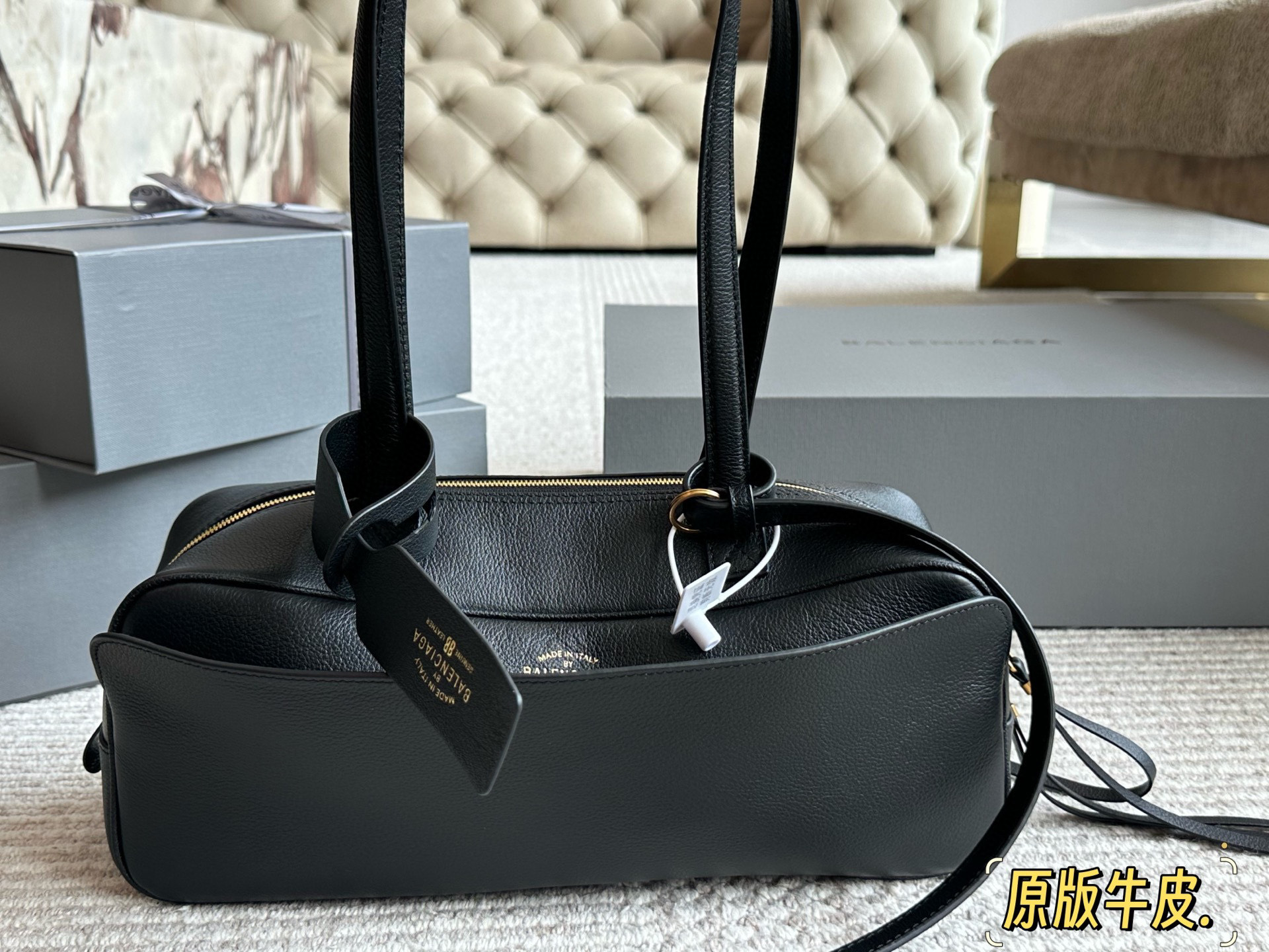 💰 280 原版牛皮 酷帅天花板 巴黎世家新推出的保龄球系列真的鲨疯了!!独特弧形包身上身辨识度直接拉满 双提手设计超贴心上身优雅大方，亦可单肩背随性自在 黑色牛皮材质质感无敌，光泽度恰到好处，看起来高级又耐造 32*12cm 配盒