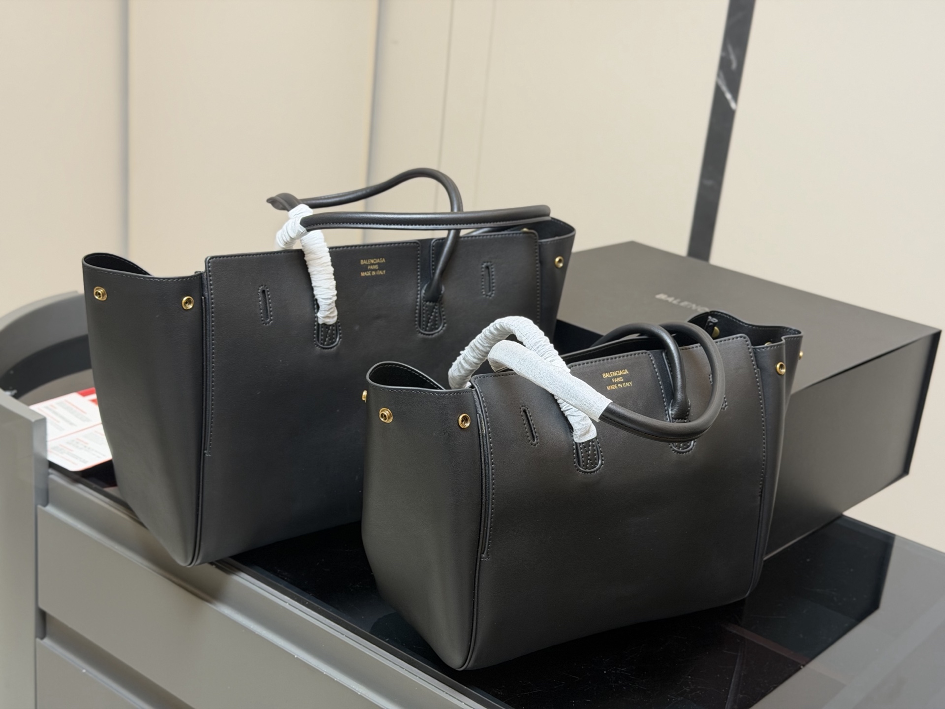 ¥420 ¥390 配折叠盒飞机盒 size:36.28cm 30.24cm 巴黎世家新款belair 大廓形包包 柔软的大廓形包包 上身慵懒感立刻get、 真的很喜欢又方便又酷的超实用大包!