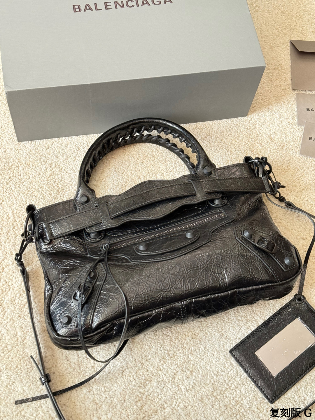 复刻版 p290 BALENCIAGA Le City Nano机车包 巴黎世家Le City Nano机车包，选用细纹羊皮革，质感柔软耐用。经典铆钉＋流苏设计，机车风满满，超有个性！黑色包身百搭，通勤休闲都能轻松驾驭。Nano尺寸小巧精致，内部空间合理，手机钱包都能装下，肩带可调节，单肩斜挎随心切换，实用又时髦！ 尺寸33.5 6.5 20