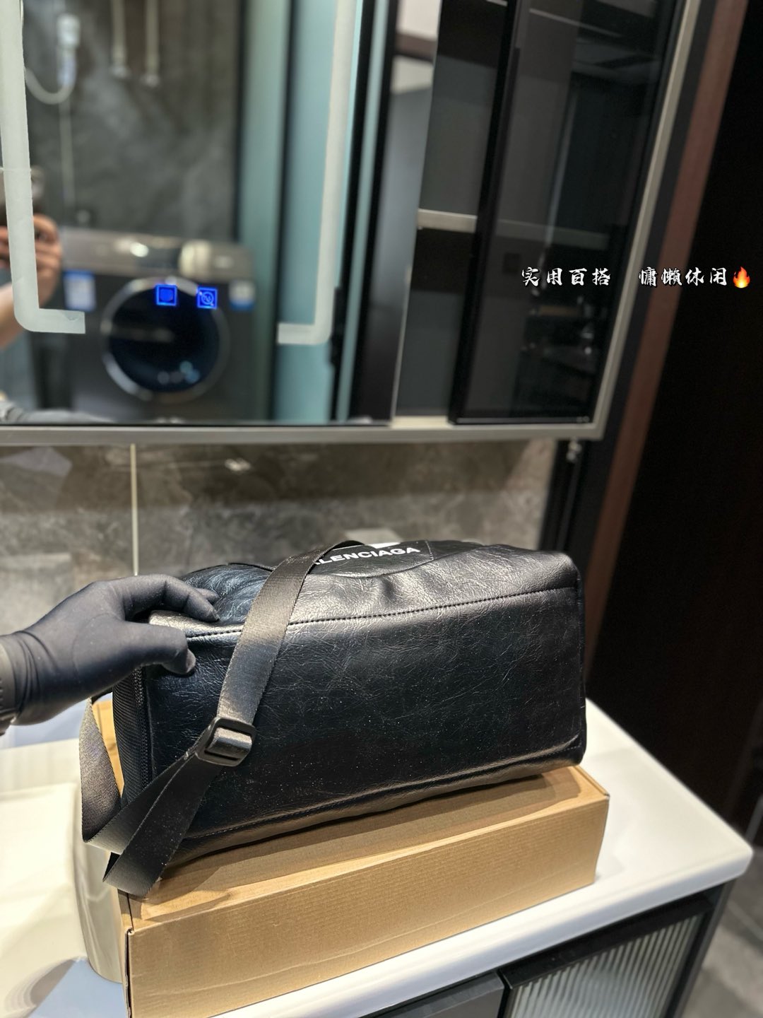 ❤️P175❤️ 种草巴黎世家的健身包联名安德玛 巴黎世家,时尚界的宠儿! 每一款单品都仿 佛在诉说着潮流的故事。 今日种草一个健身包包和安德玛联名的、这款包包,简直就是潮流界的超级巨星!它不仅拥有巴黎世家的奢华质感,还注入了安德玛的专业运动元素。巴黎世家,点燃时尚之火!它的设计充满力量感,让你自信满满地迎接每一个挑战。勇敢地展现自己的时尚态度 尺寸:39 18