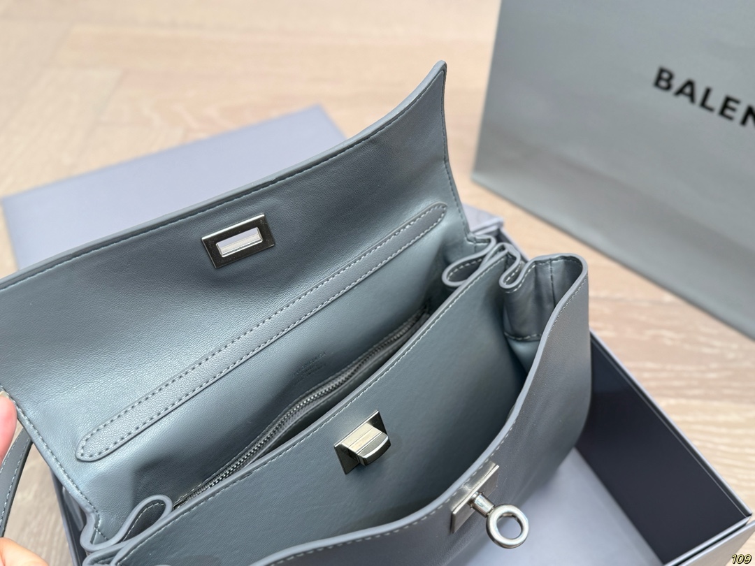 小号&yen;225折叠盒 Balenciaga巴黎世家新款 任何风格都可轻松驾驭 适合日常 旅游 出行 集美必备 尺寸：小号27 19