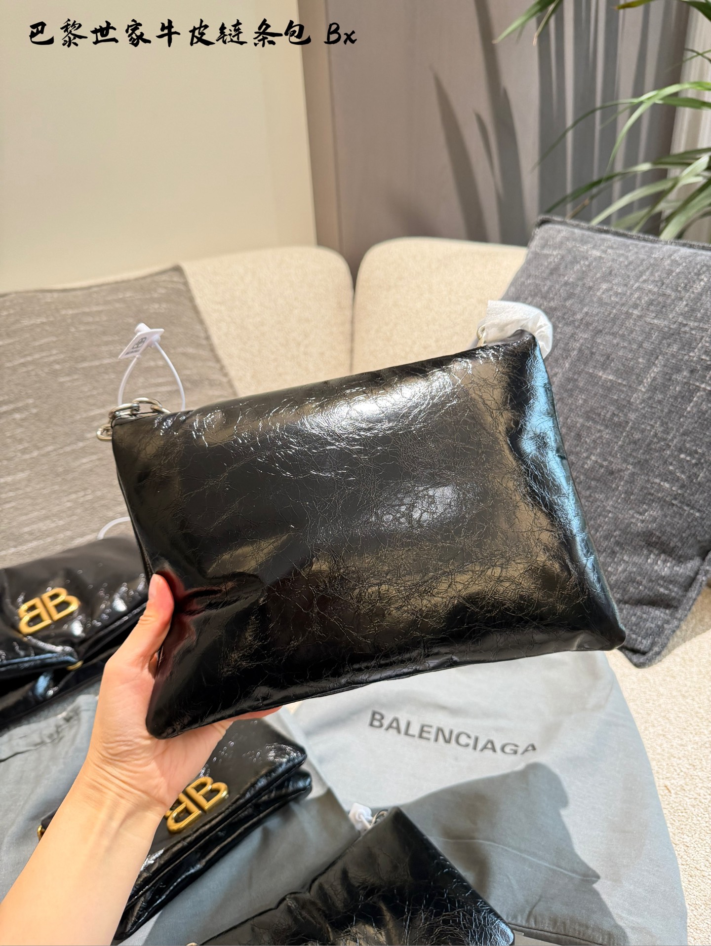 p150p175 巴黎世家新到美丽的小包包 巴黎世家monaco nano手袋 尺寸：长18cm，25cm &bull; 蓬松细纹羊皮革 &bull; Nano手袋 &bull; 链式肩带53.8厘米，把链条绑起来还可以当作手包哦🩵